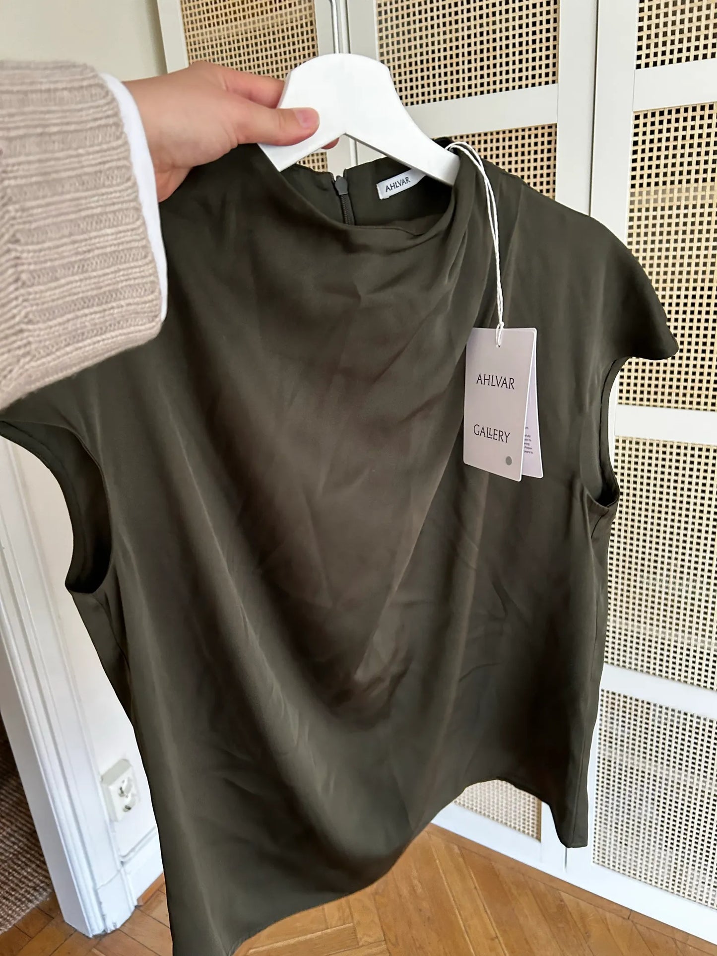 Ahlvar Gallery Lima Silk Olive Green-sidenblus NWT
