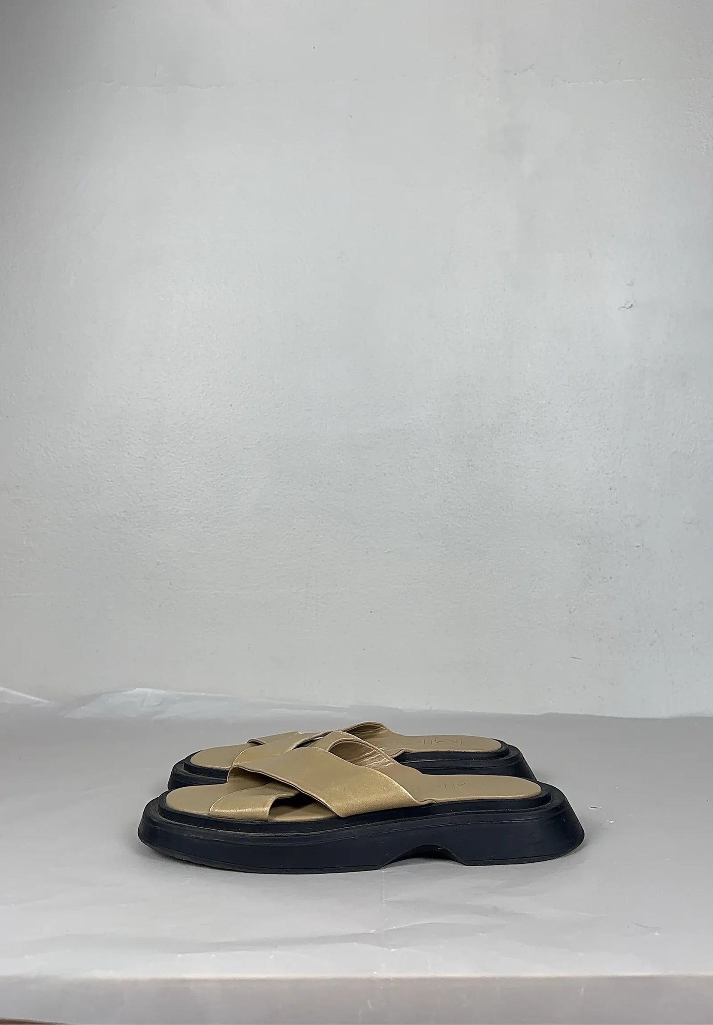 Mng-skinnsandaler
