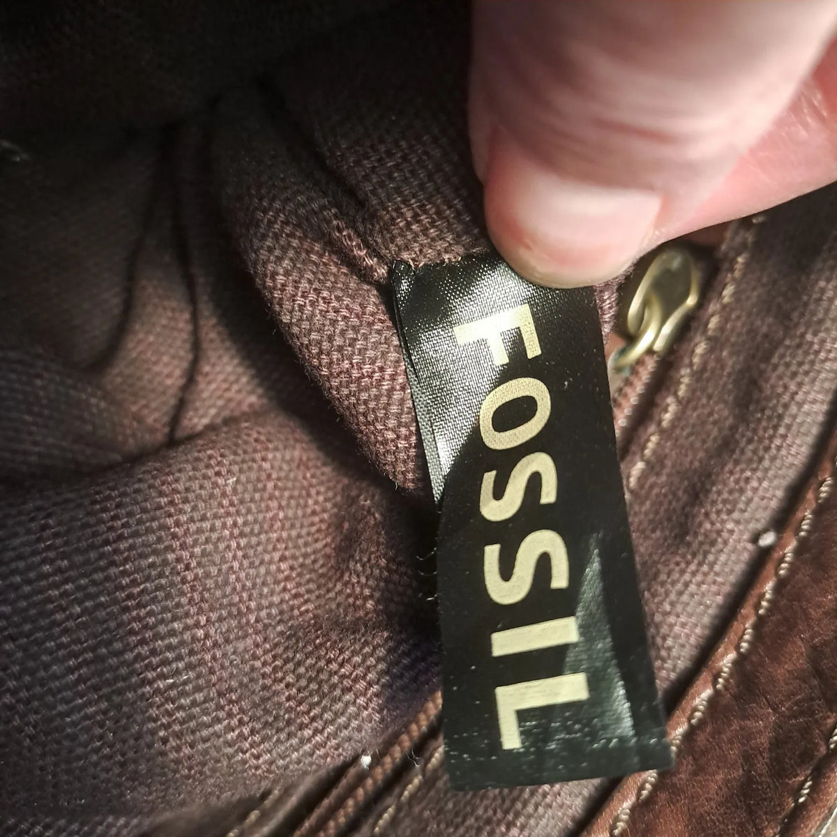Fossil-skinnaxelremsväska