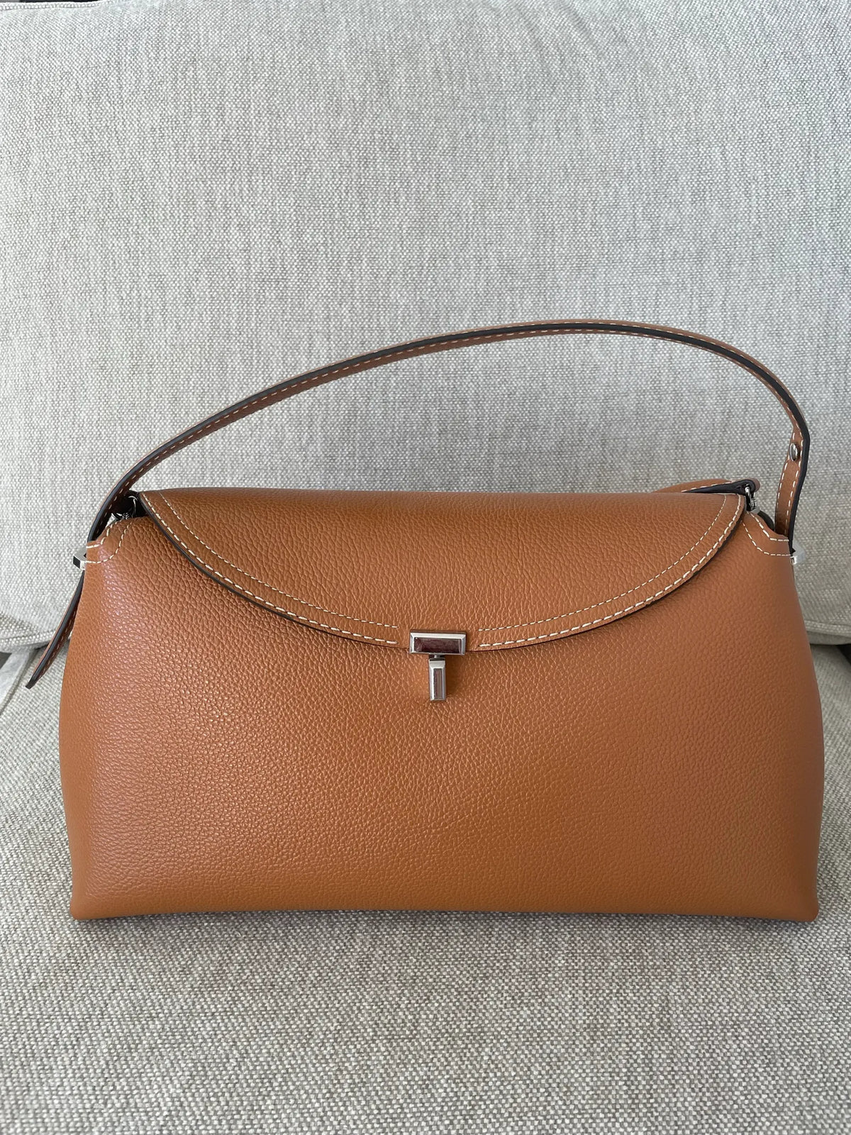 Toteme T-lock Grained-leather Handle Tan-skinnhandväska