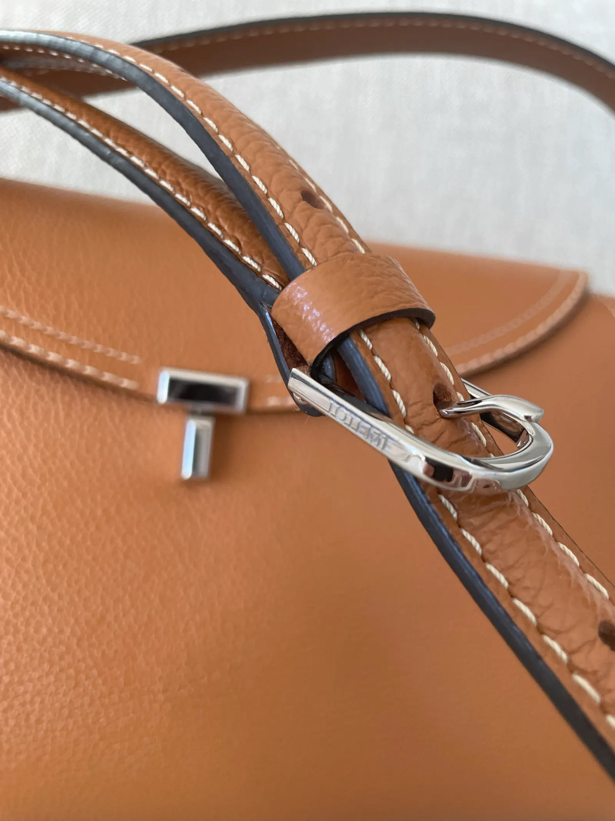 Toteme T-lock Grained-leather Handle Tan-skinnhandväska