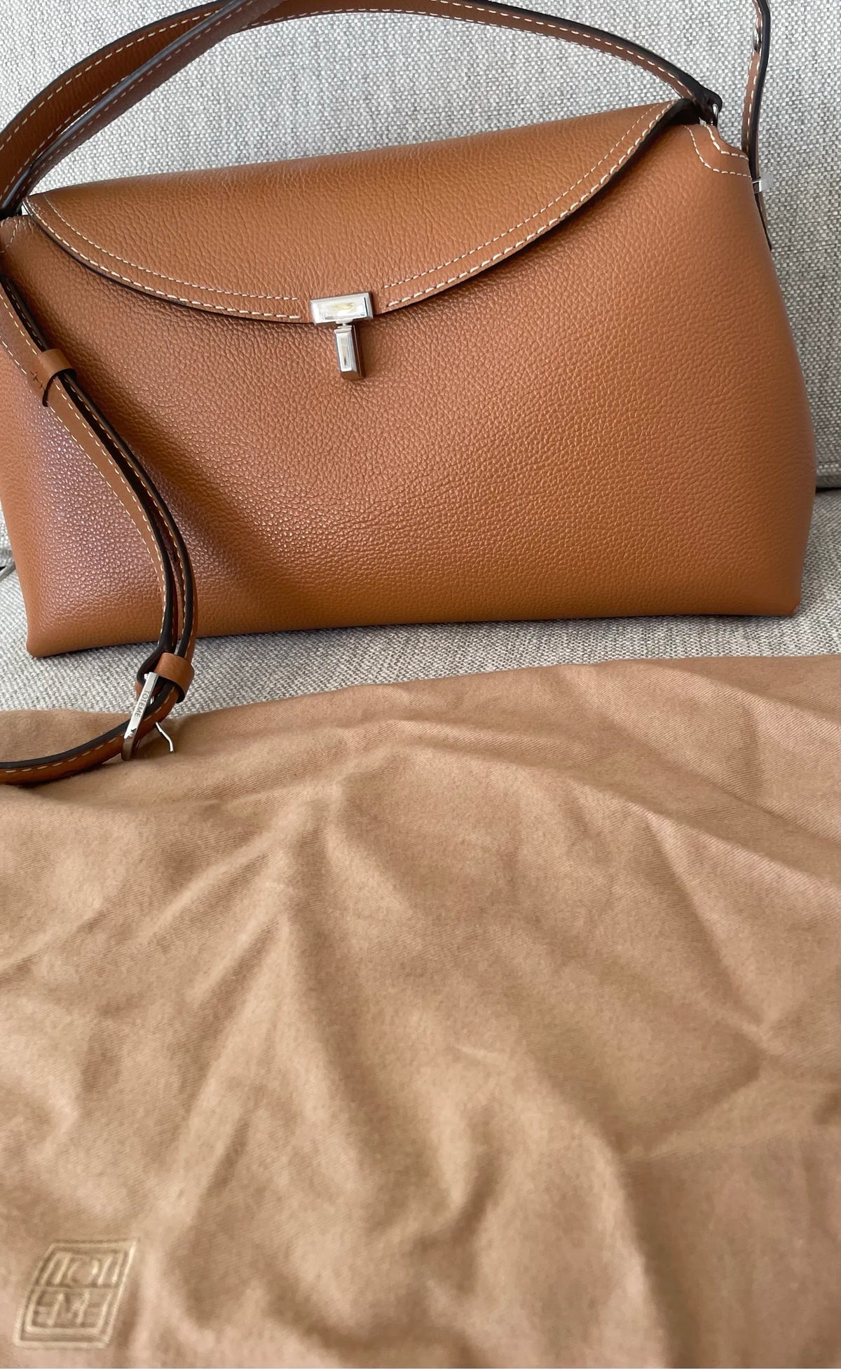 Toteme T-lock Grained-leather Handle Tan-skinnhandväska