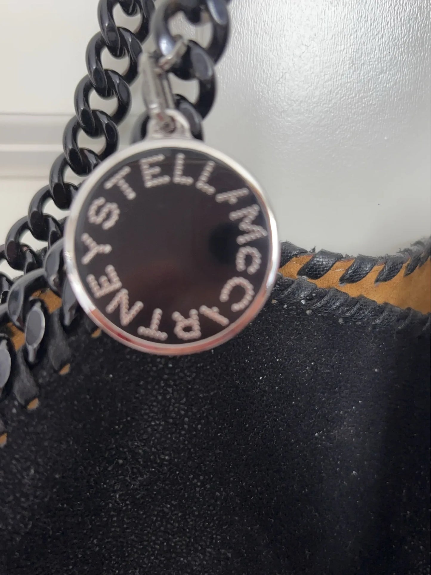 Stella Mccartney Stella Mccartneys Falabella Tote I Svart Med Kedja. Handbag