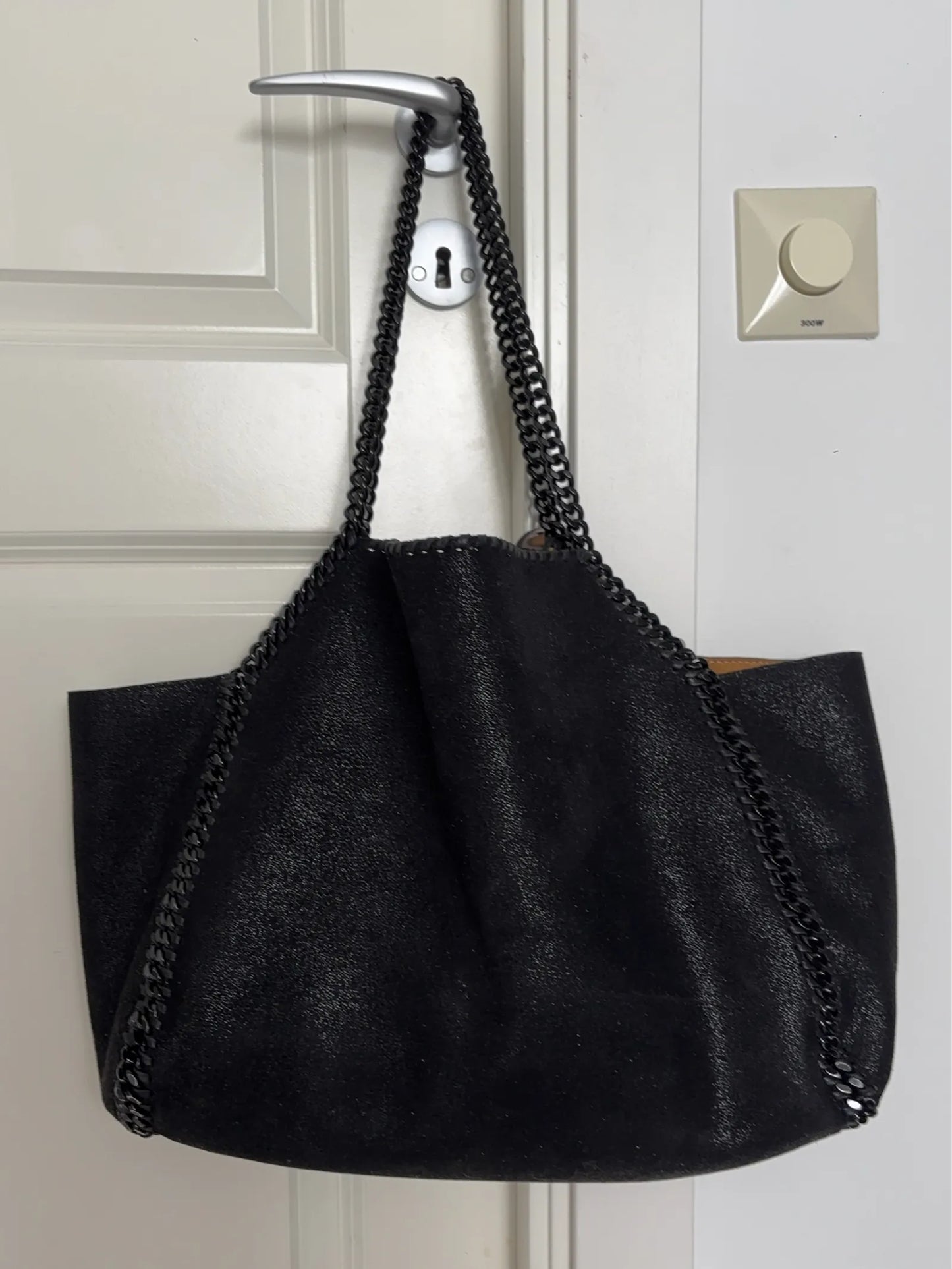 Stella Mccartney Stella Mccartneys Falabella Tote I Svart Med Kedja. Handbag