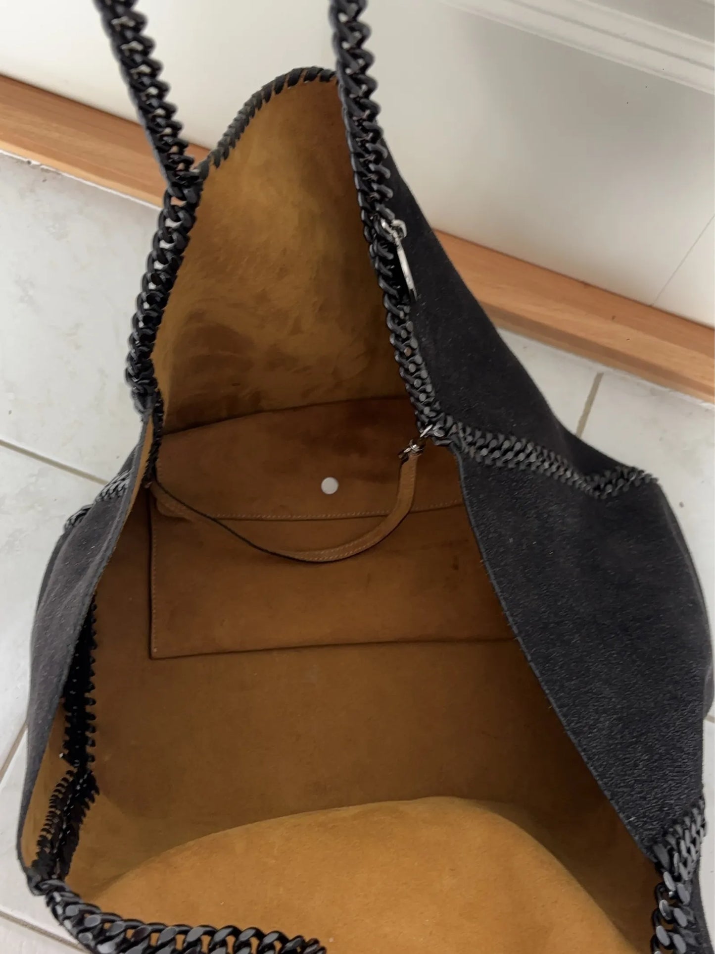 Stella Mccartney Stella Mccartneys Falabella Tote I Svart Med Kedja. Handbag