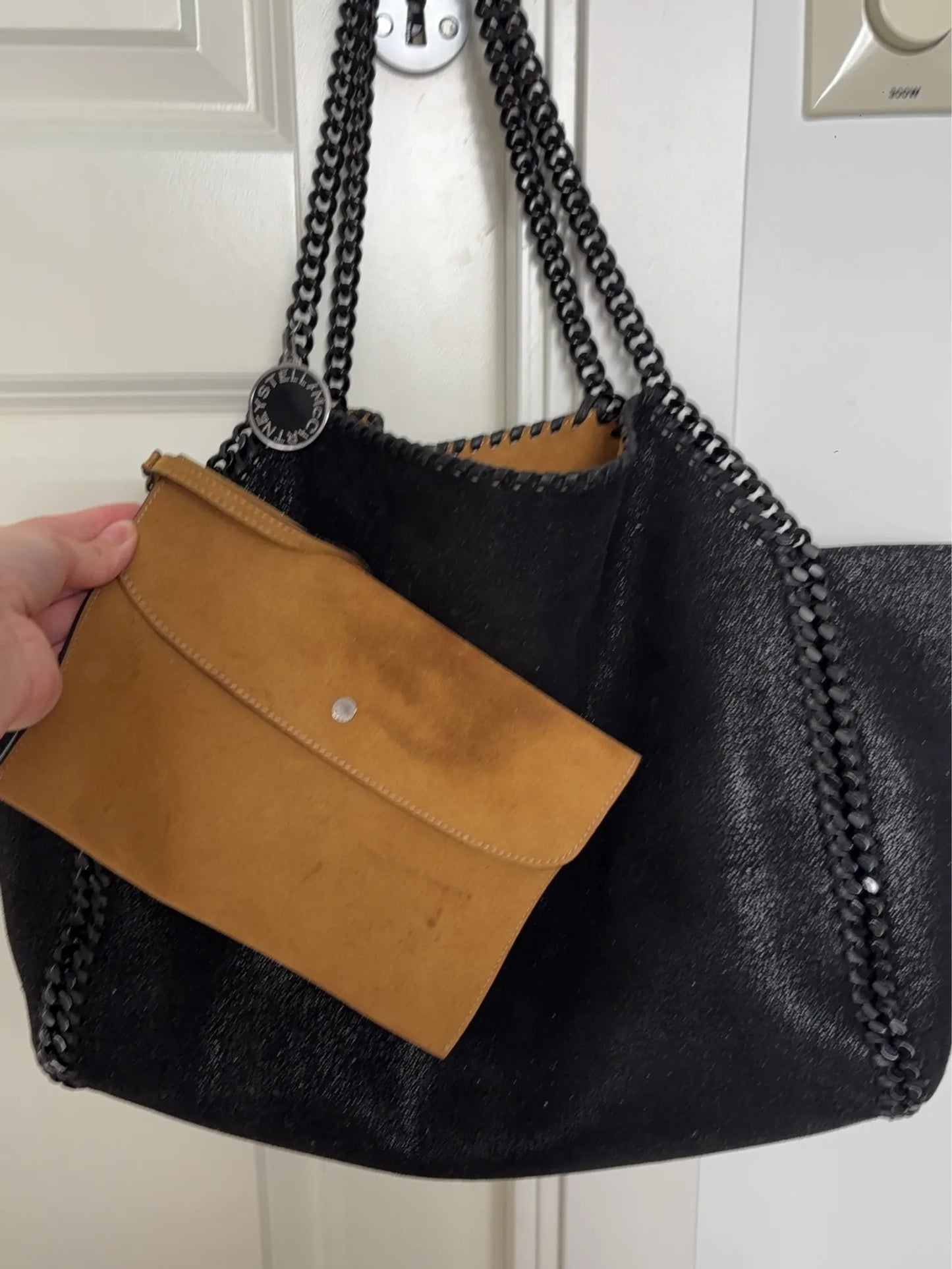Stella Mccartney Stella Mccartneys Falabella Tote I Svart Med Kedja. Handbag