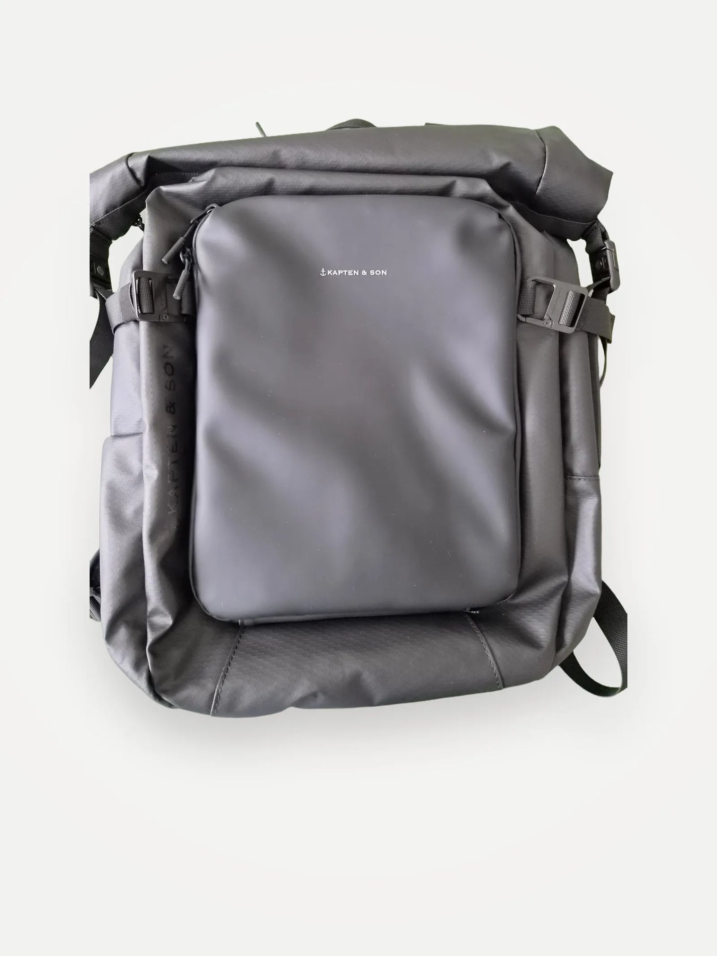 Kapten & Son Lisbon Pro All Black-ryggsäck