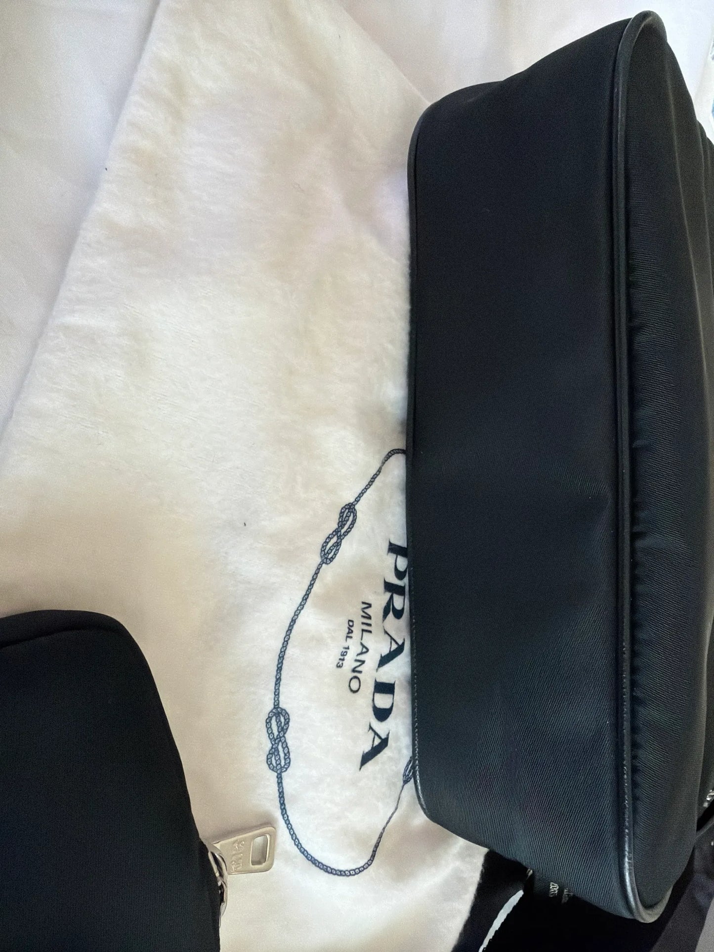 Prada Re-edition 2005 – 1bh204 Nero-axelremsväska NWOT