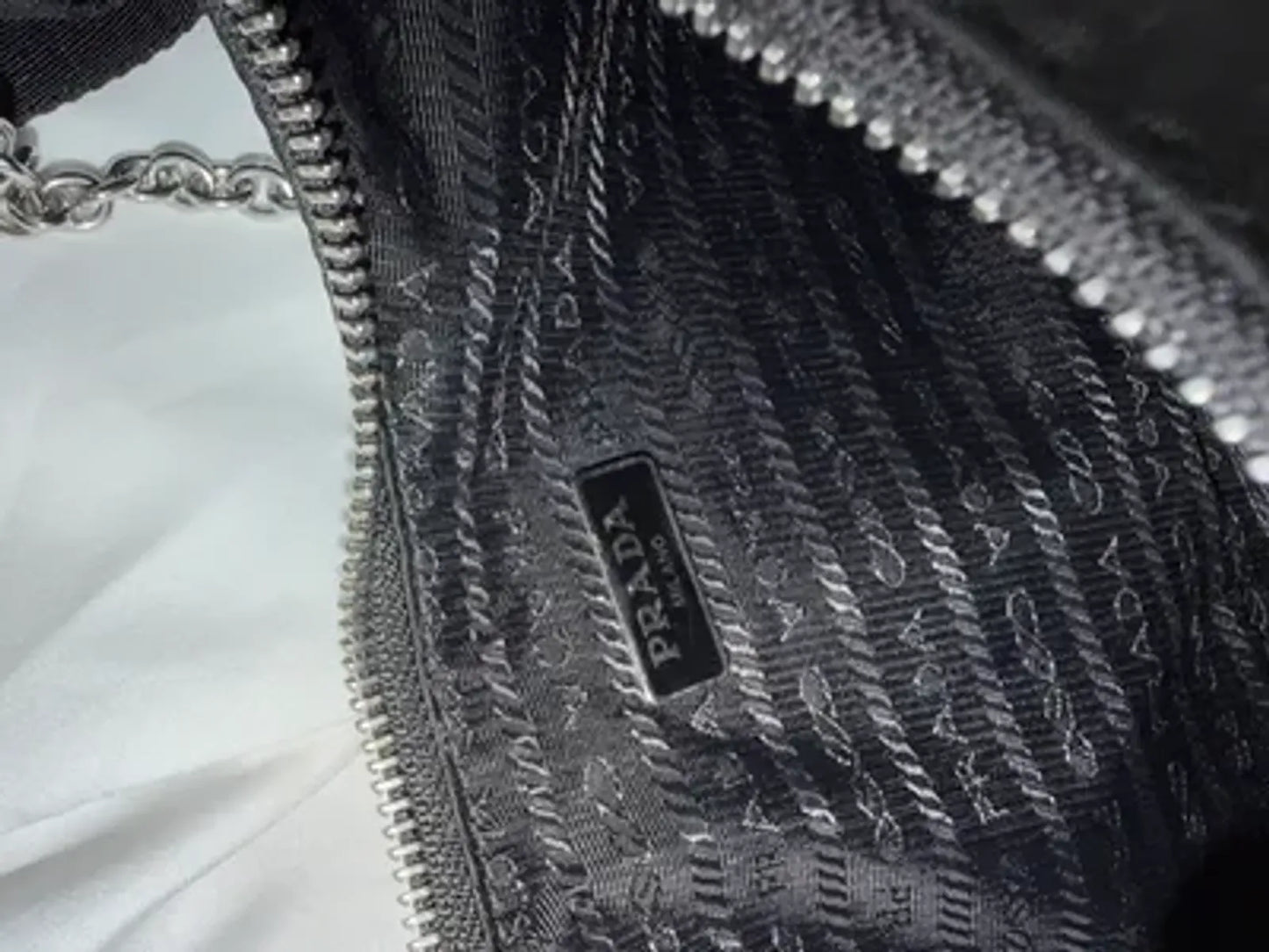 Prada Re-edition 2005 – 1bh204 Nero-axelremsväska NWOT