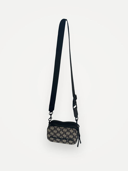 Karl Lagerfeld-axelremsväska NWOT