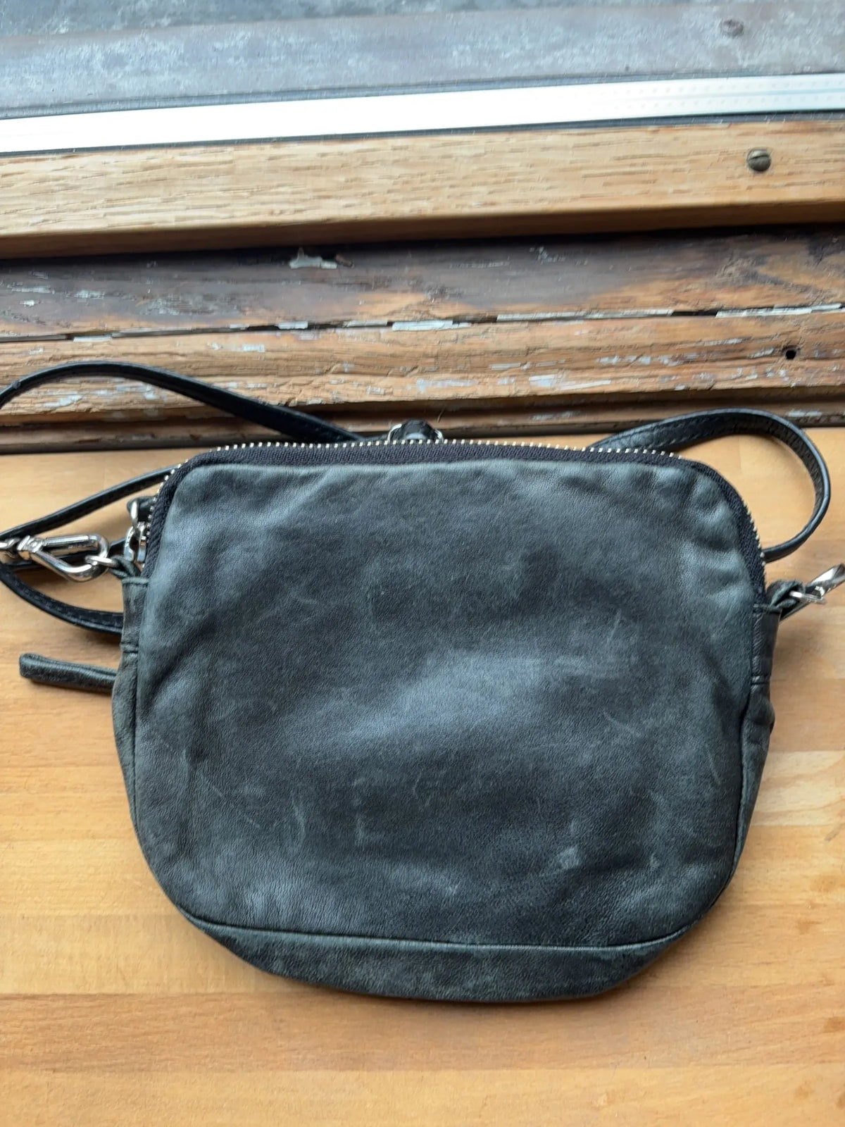 Filippa K-skinnaxelremsväska