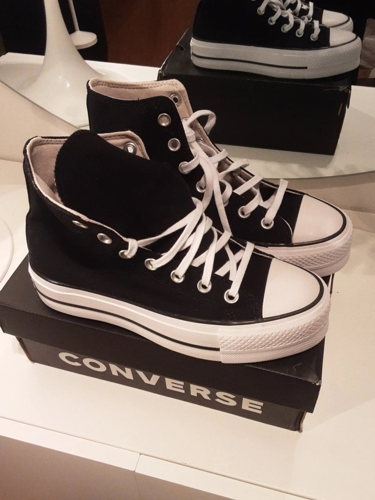 Converse-sneakers NWOT