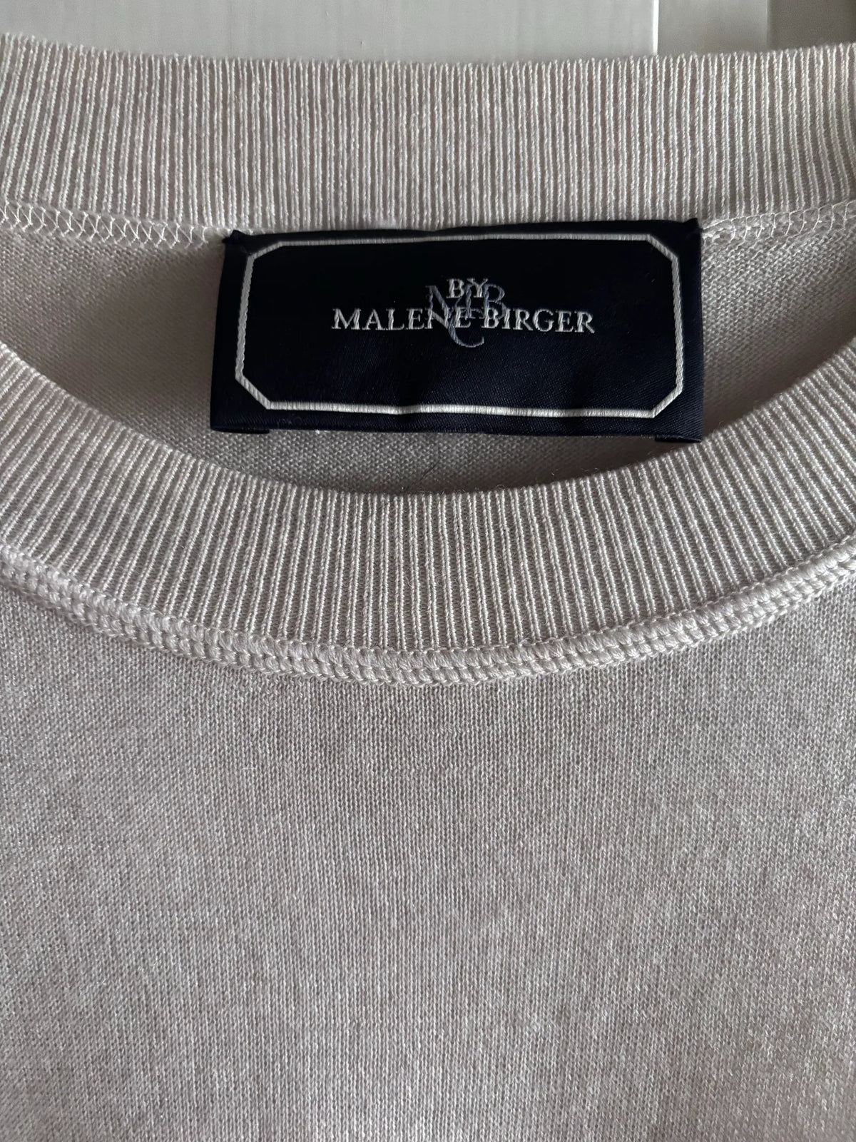 By Malene Birger Förg: Cremevit Med Silkesdetaljer-ulltröja