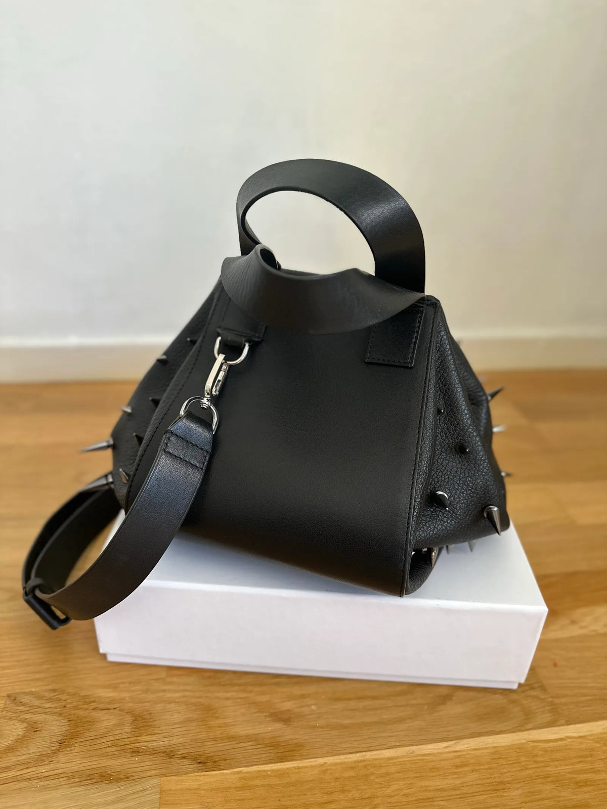Cos Mini Bucket-skinnhandväska