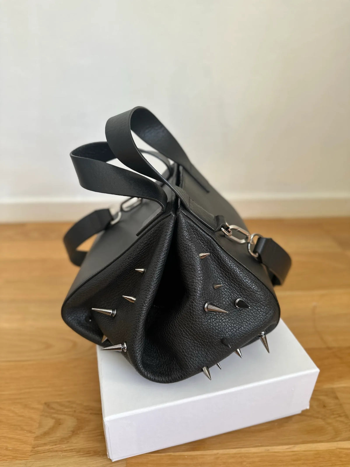 Cos Mini Bucket-skinnhandväska