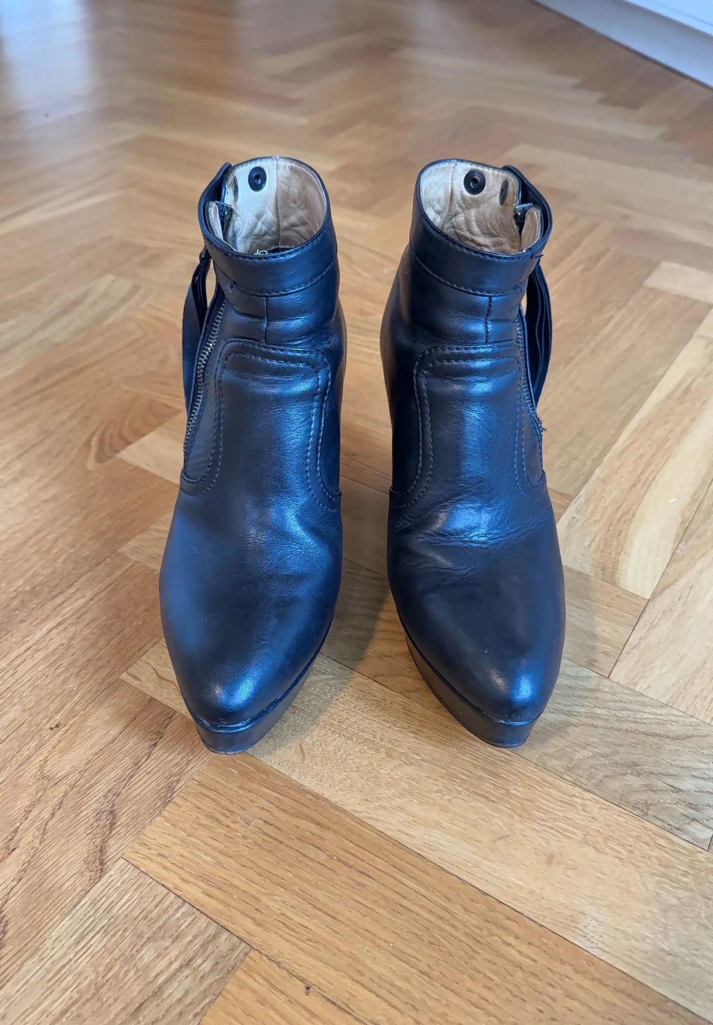 Acne Studios-skinnboots