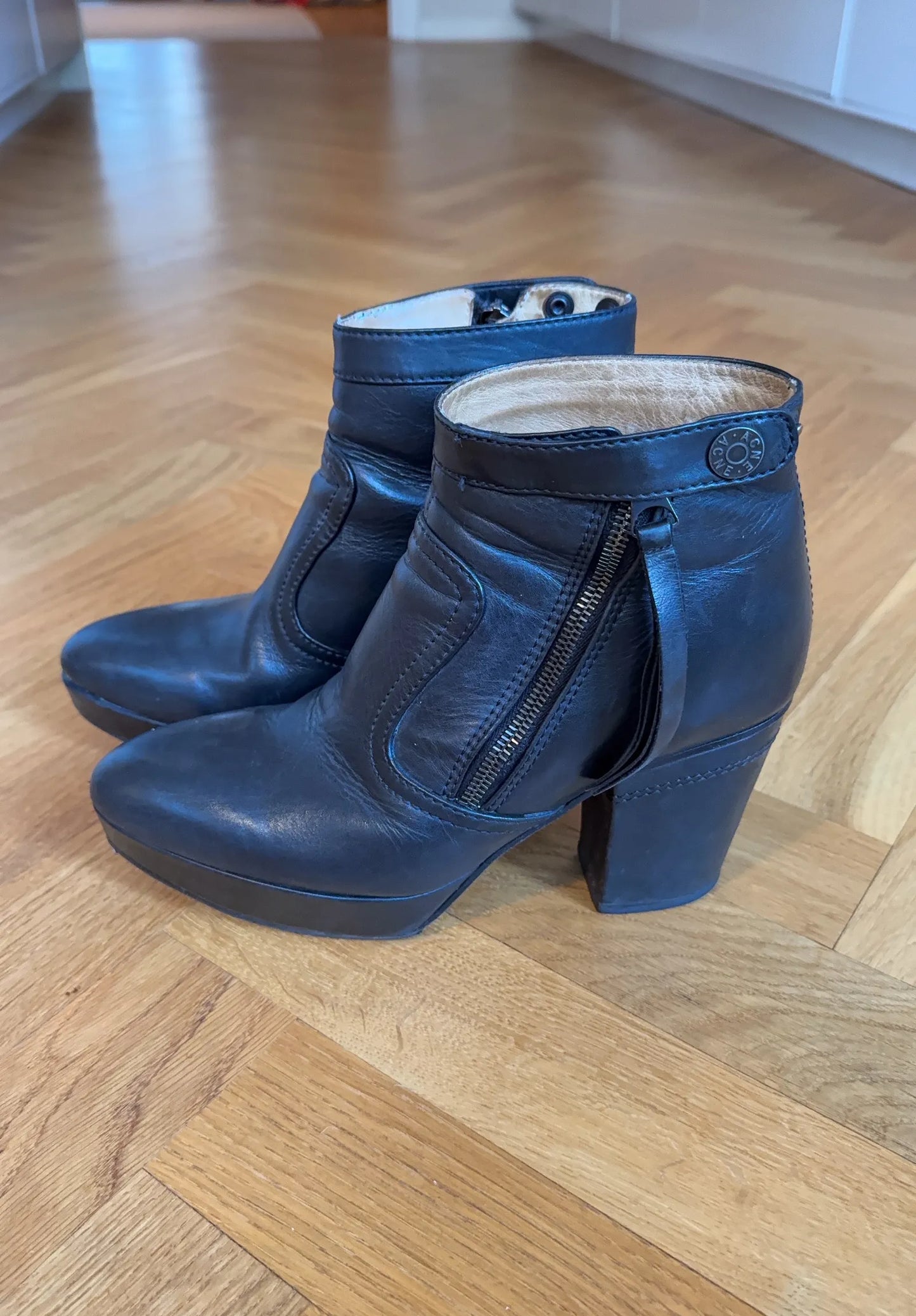 Acne Studios-skinnboots