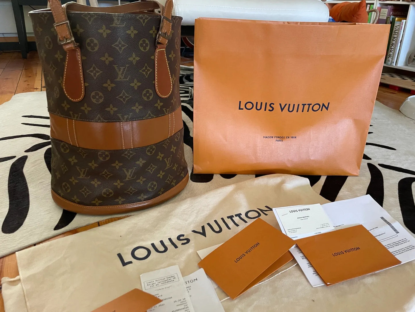 Louis Vuitton-skinnaxelremsväska