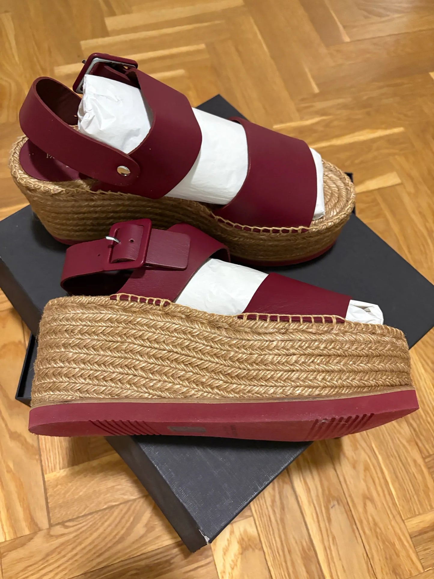 Paloma Barcelo Matsuko-skinnsandaler NWOT