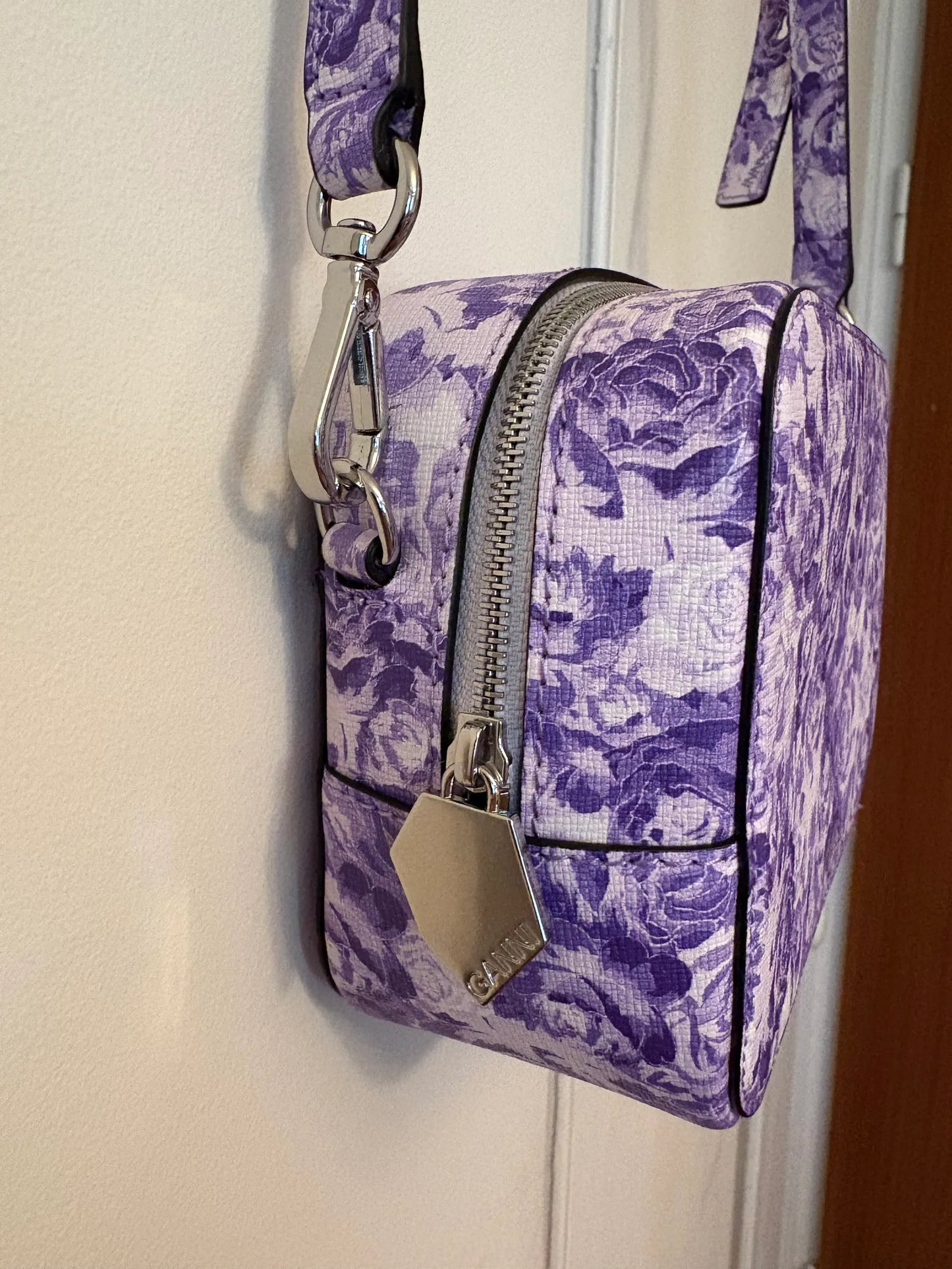 Ganni-skinnaxelremsväska NWOT