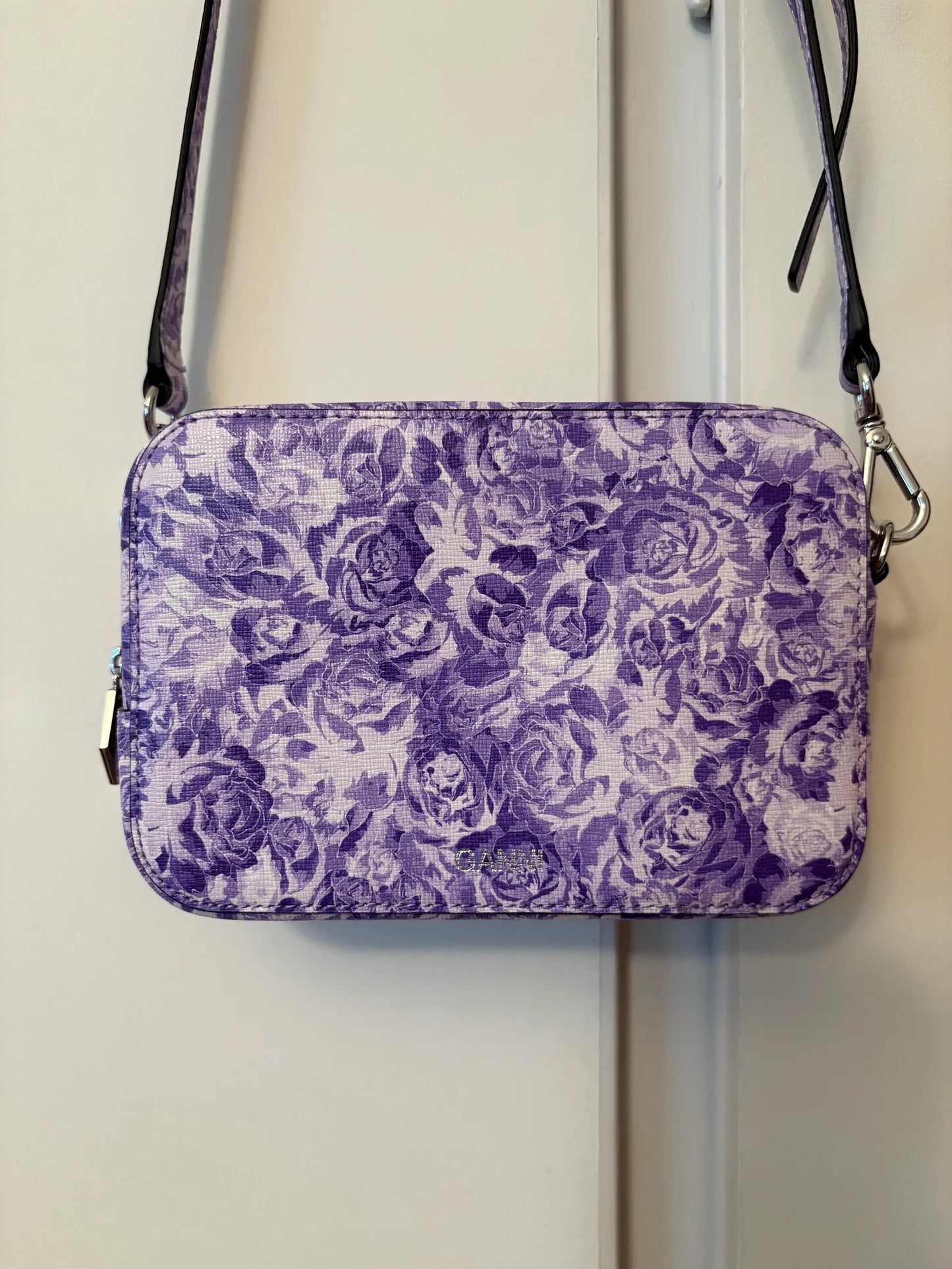 Ganni-skinnaxelremsväska NWOT