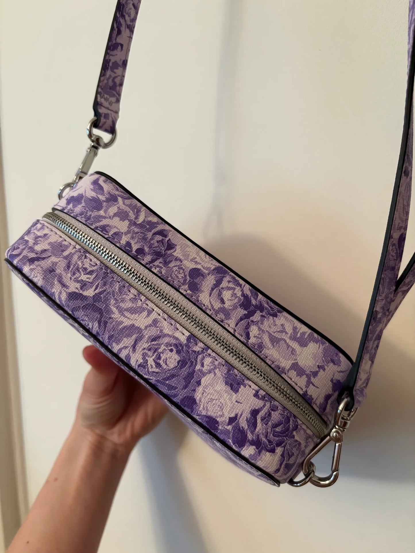 Ganni-skinnaxelremsväska NWOT