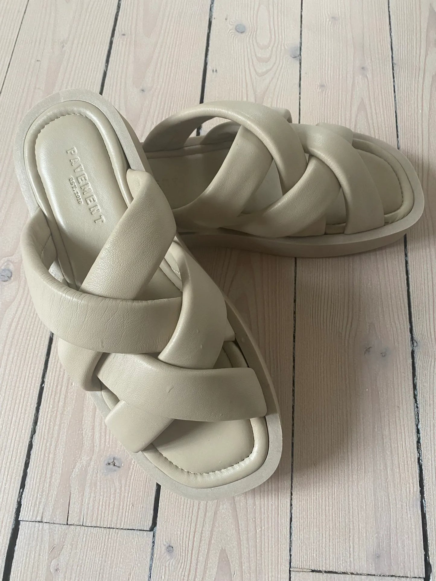 Pavement-skinnsandaler NWOT