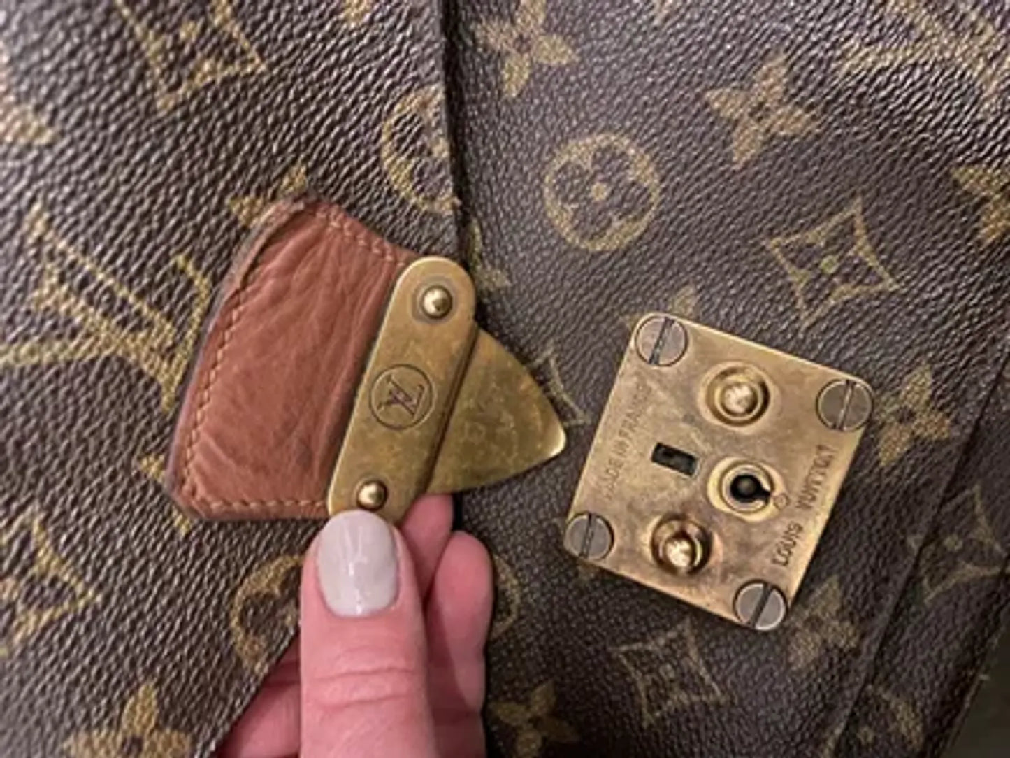 Louis Vuitton-skinnaxelremsväska