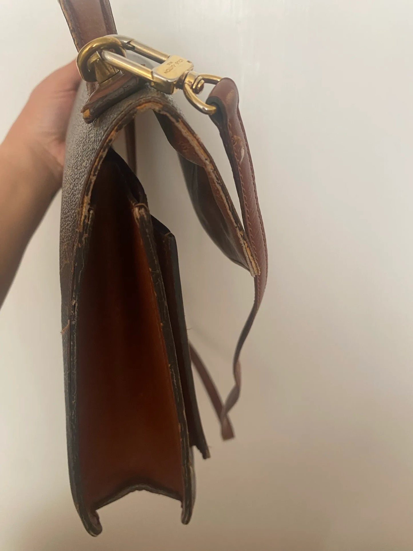 Louis Vuitton-skinnaxelremsväska