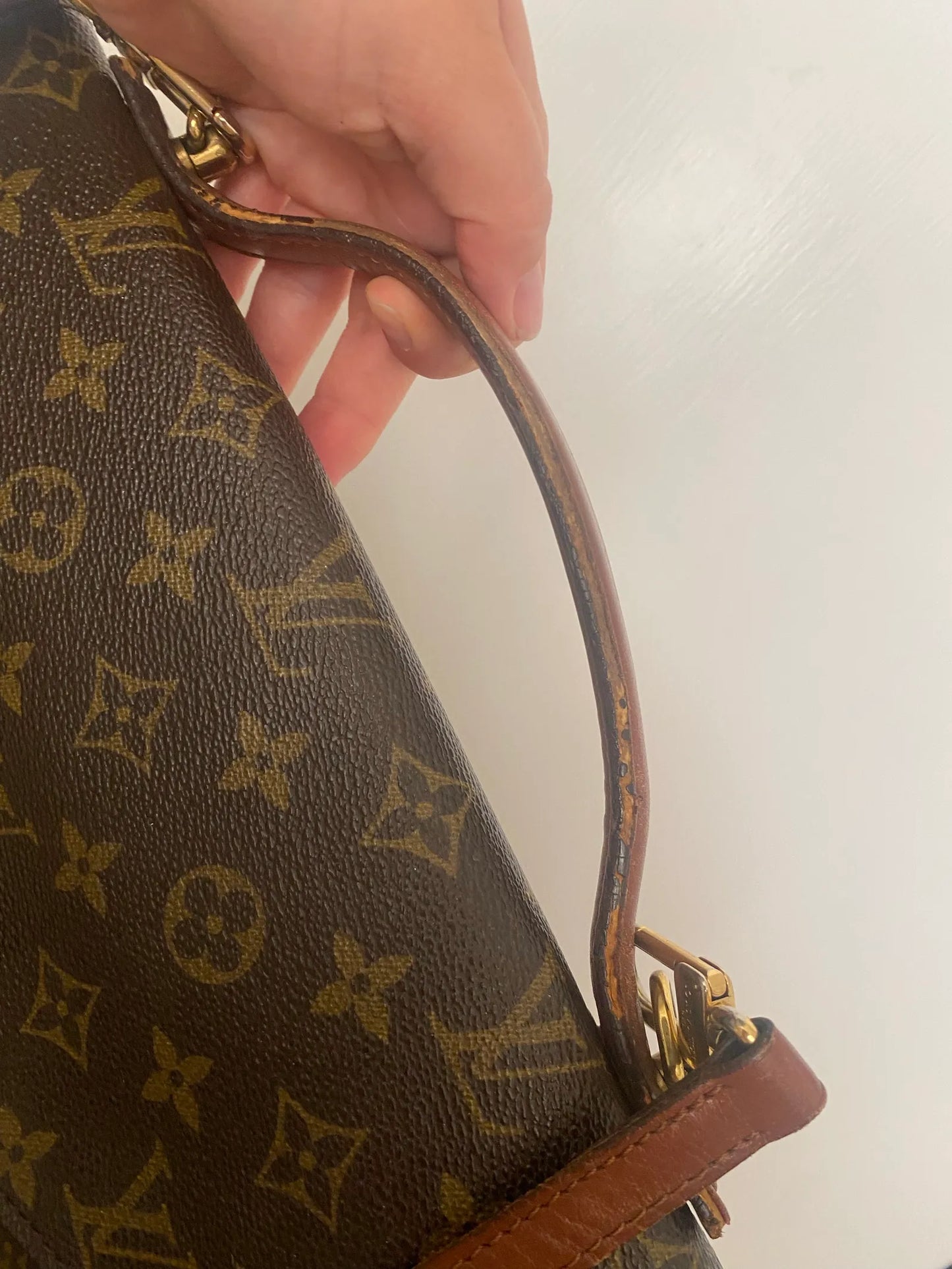 Louis Vuitton-skinnaxelremsväska