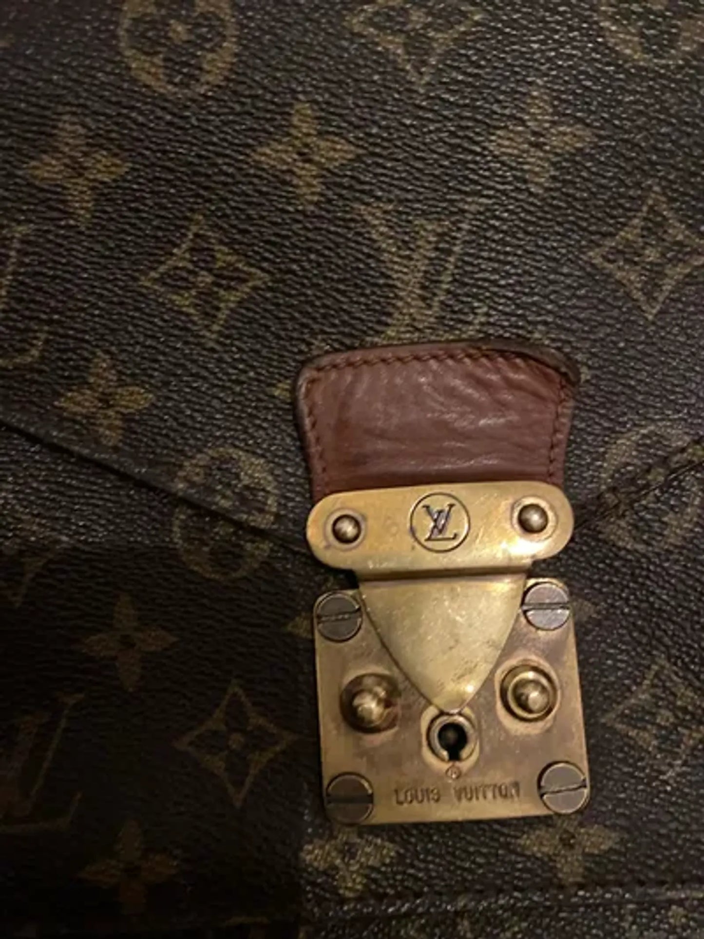 Louis Vuitton-skinnaxelremsväska
