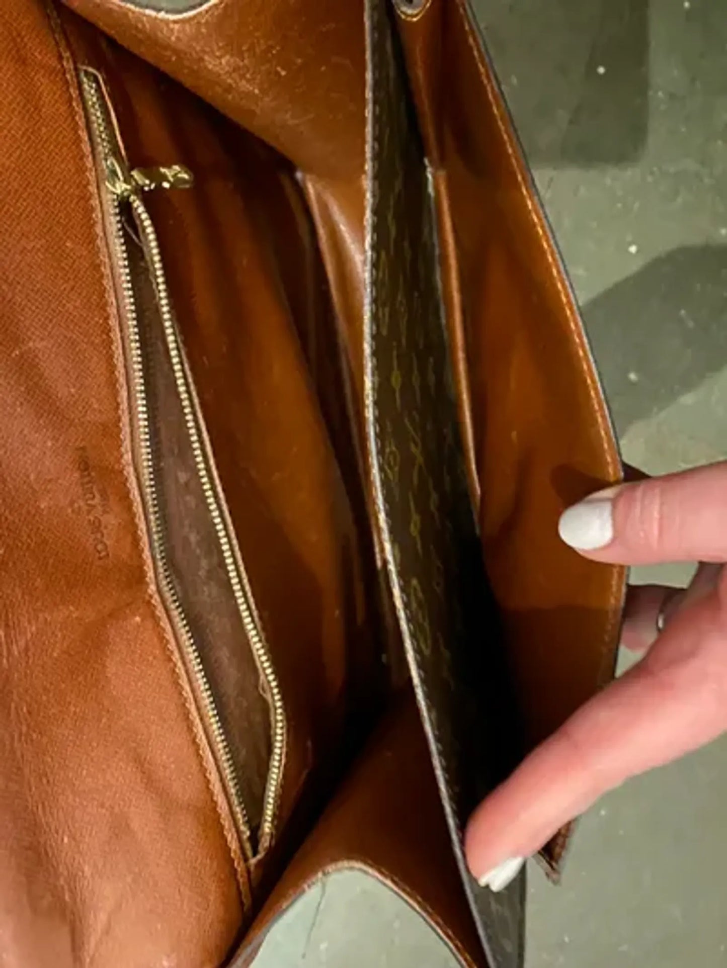 Louis Vuitton-skinnaxelremsväska
