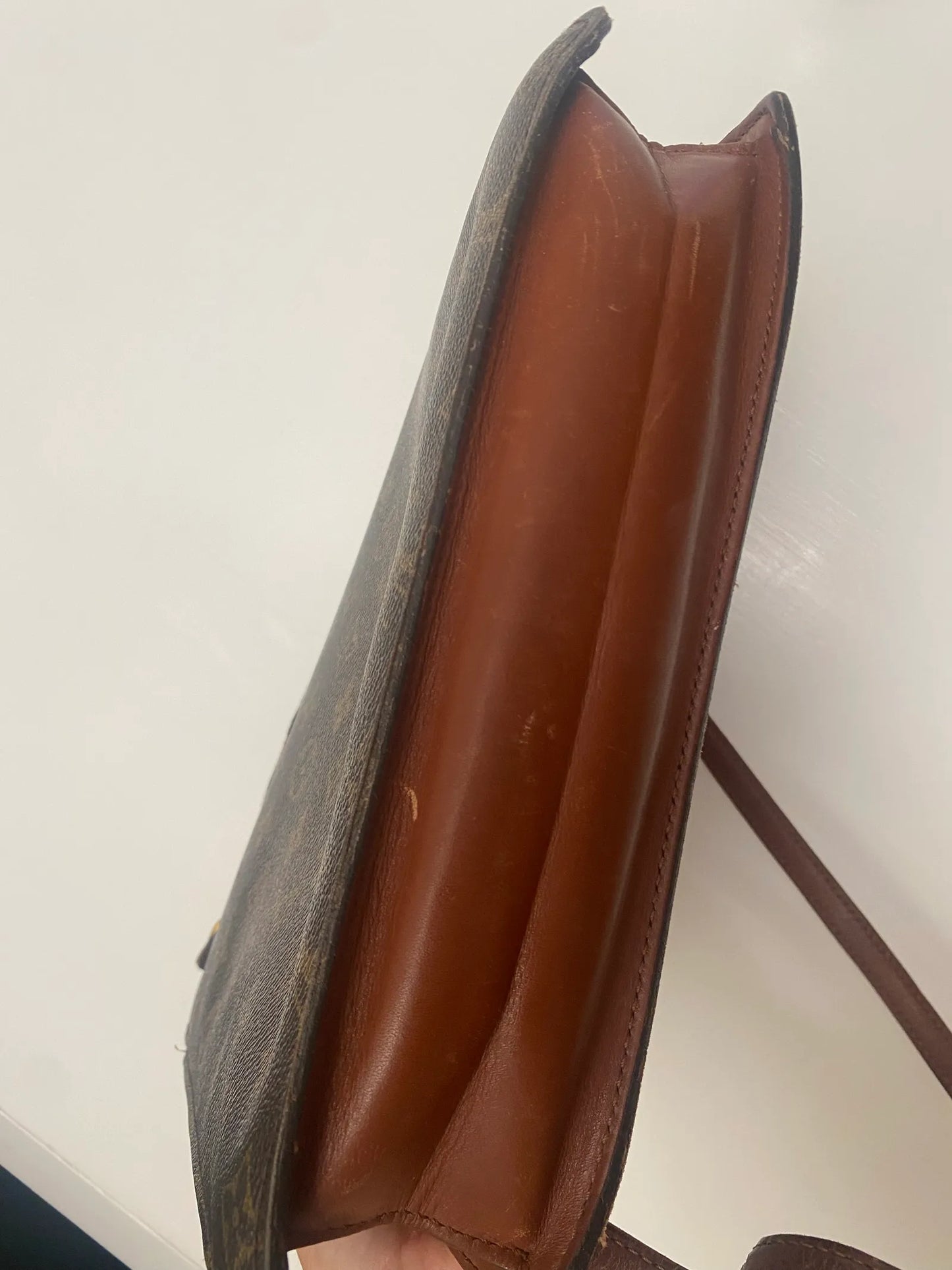 Louis Vuitton-skinnaxelremsväska