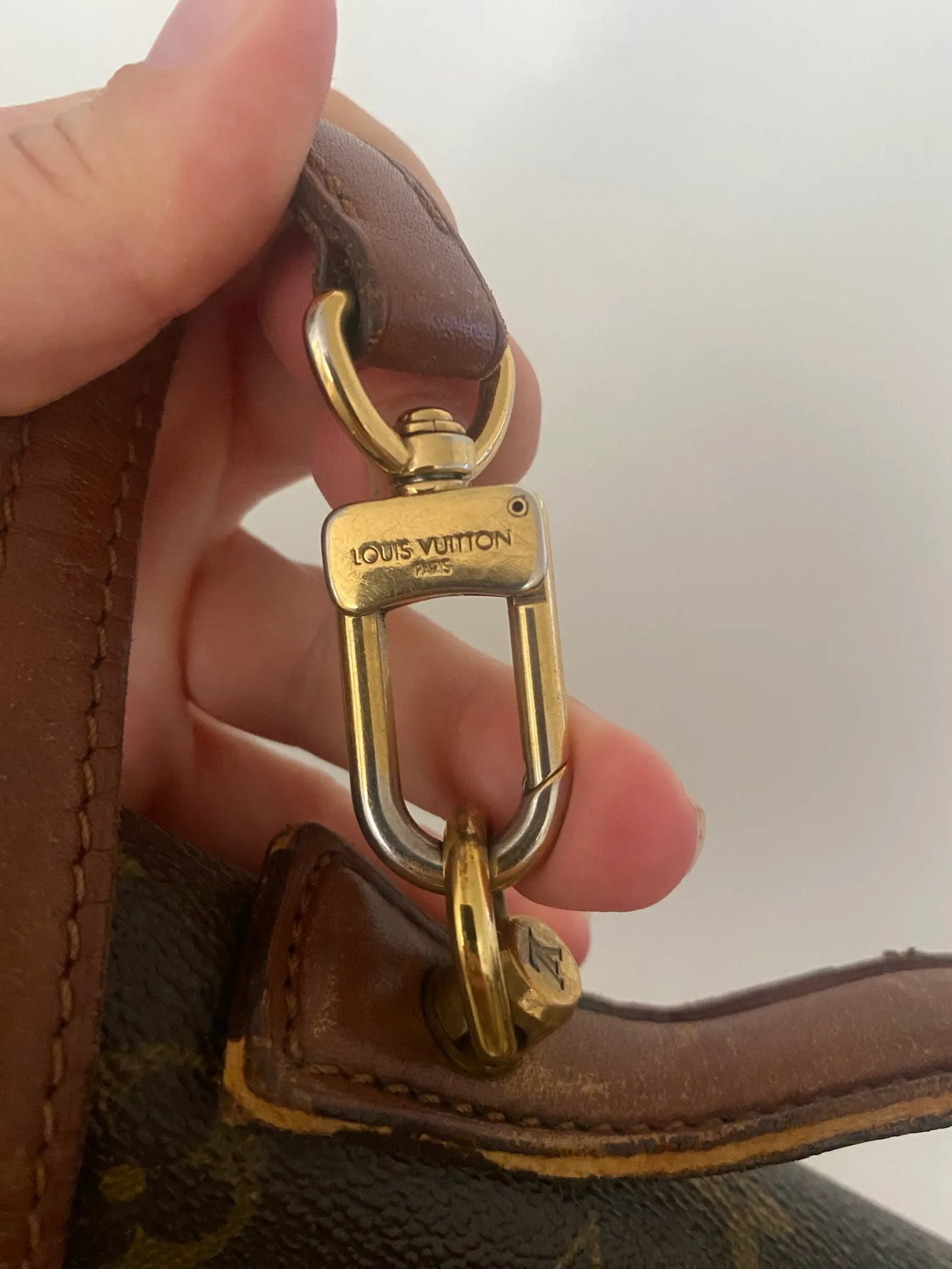 Louis Vuitton-skinnaxelremsväska