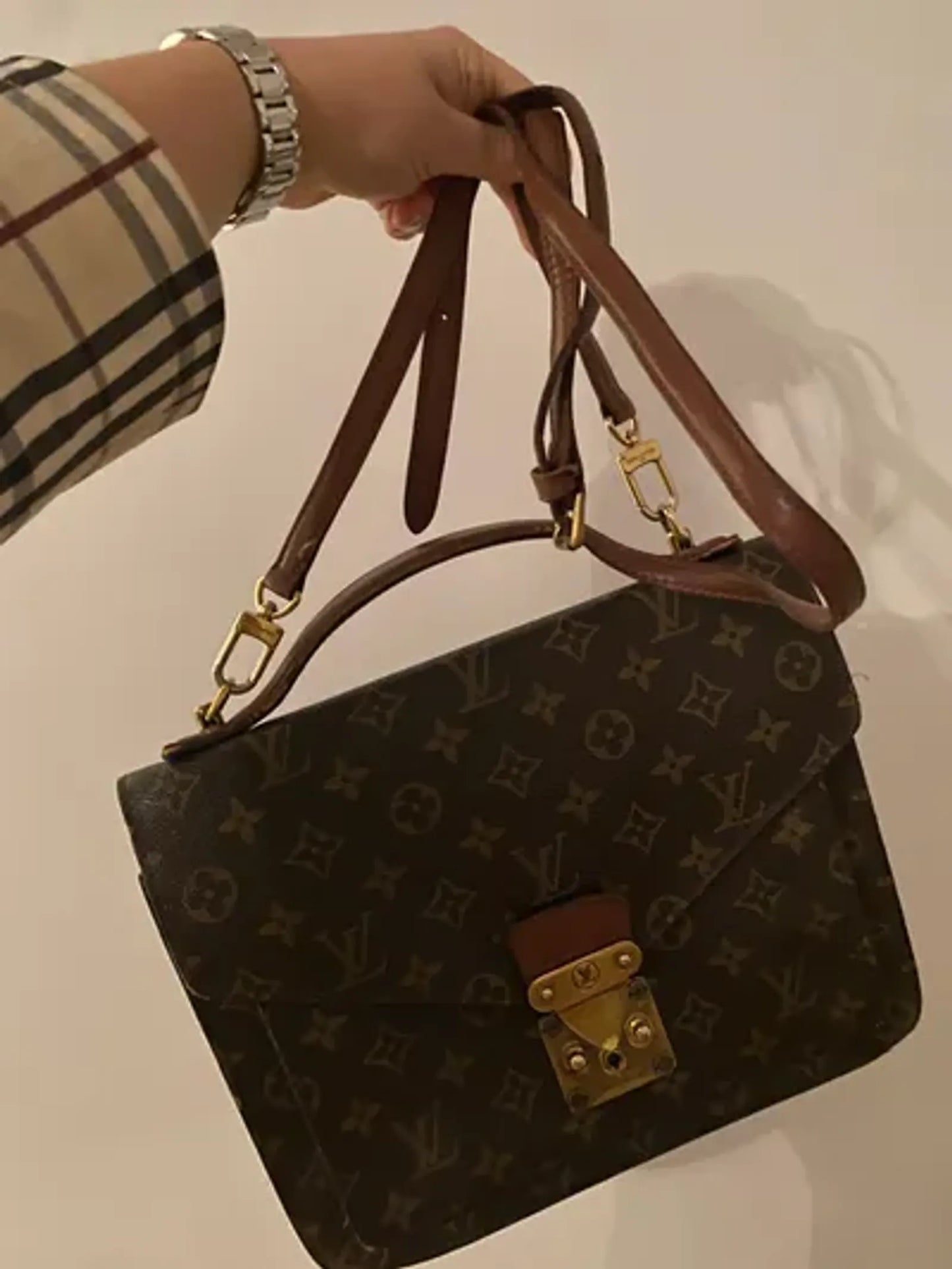 Louis Vuitton-skinnaxelremsväska