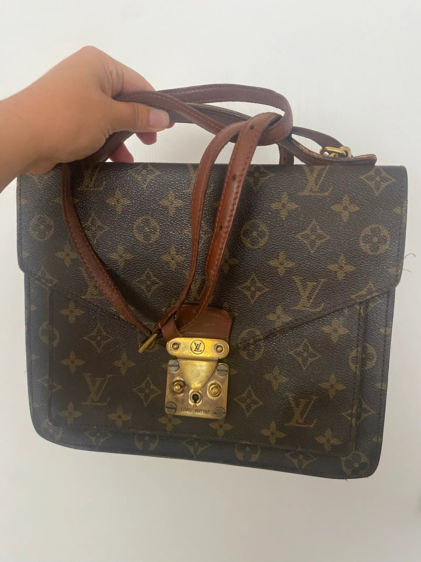 Louis Vuitton-skinnaxelremsväska