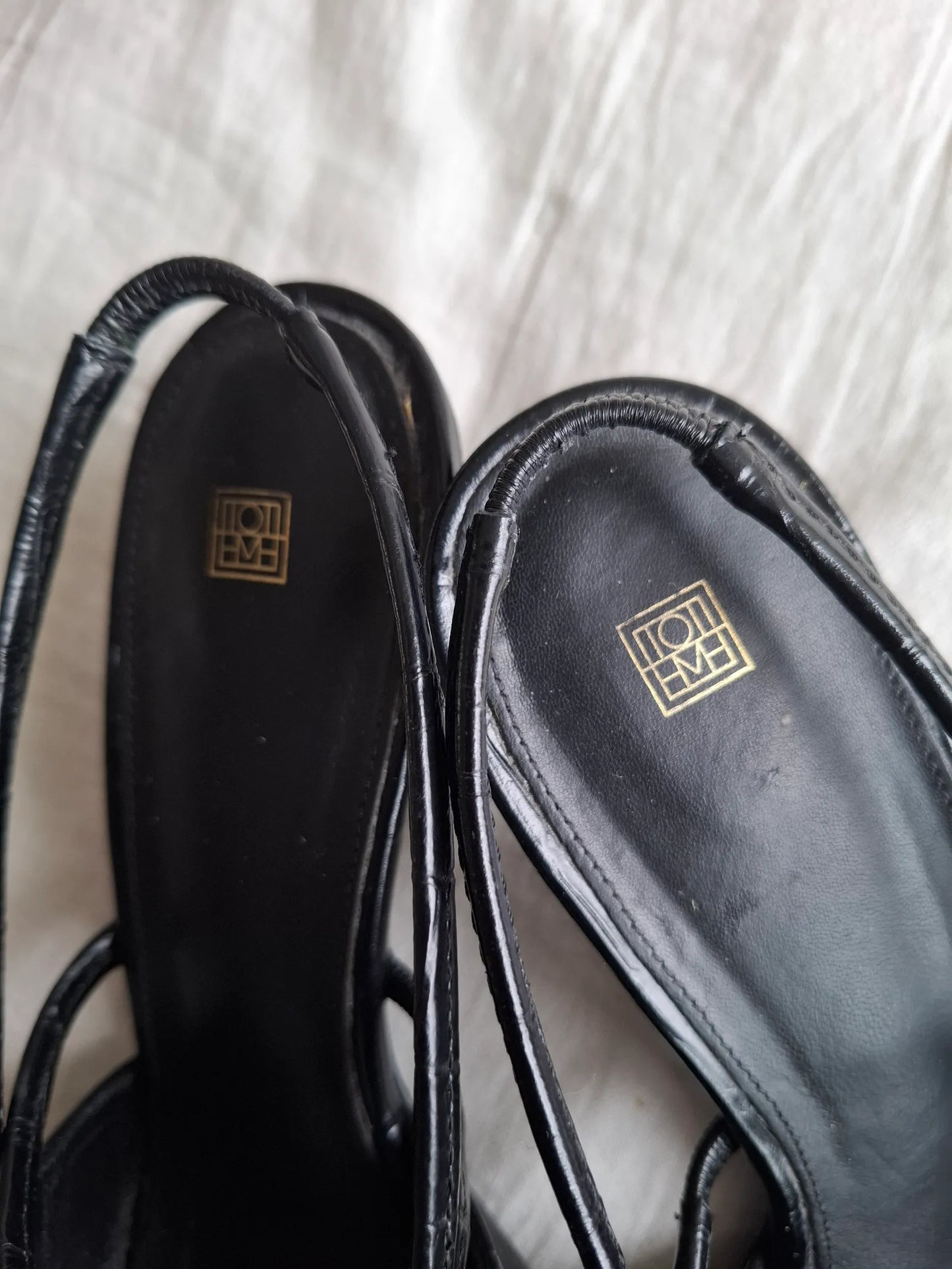 Toteme The Sharp Slingback croco-skinnklackar