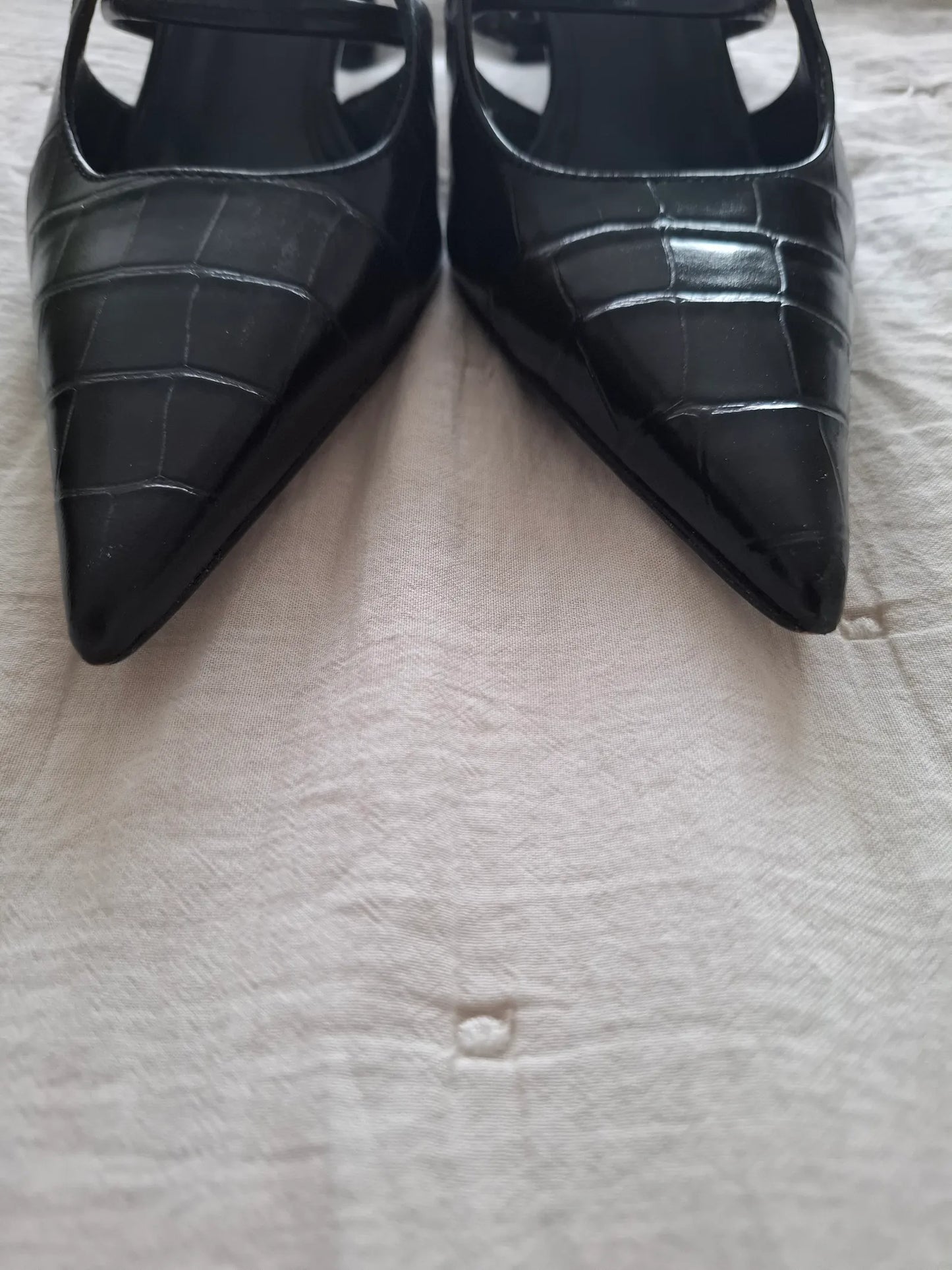 Toteme The Sharp Slingback croco-skinnklackar