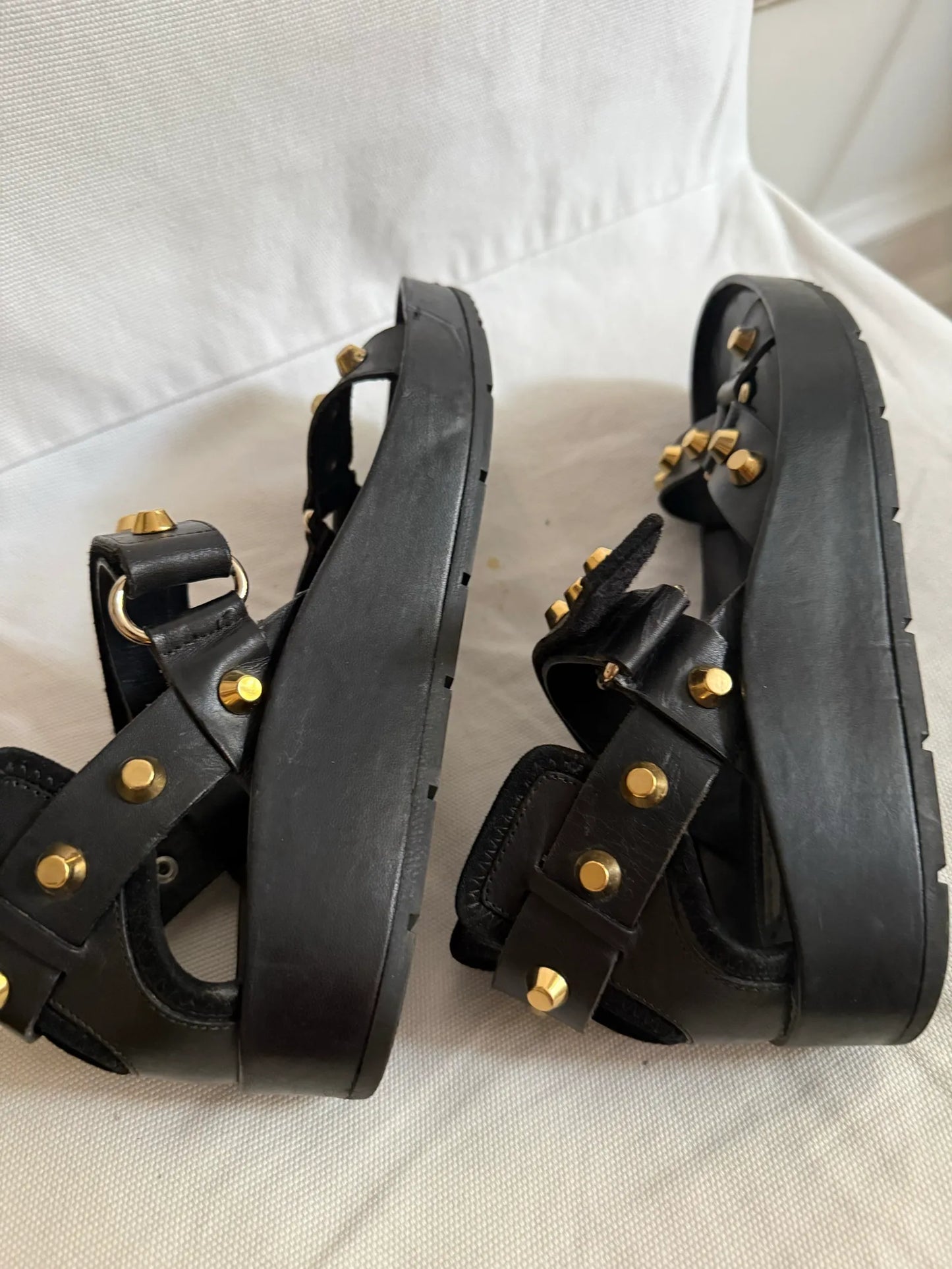 Balenciaga Arena Giant Studded Flat (-skinnsandaler