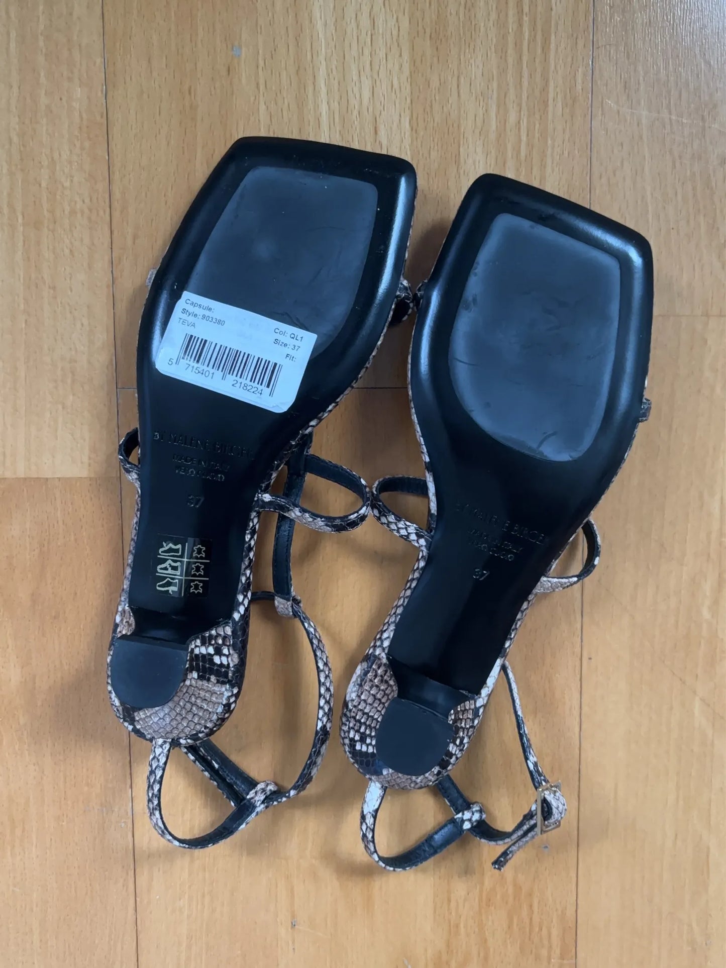 Teva Teva-skinnsandaler NWOT
