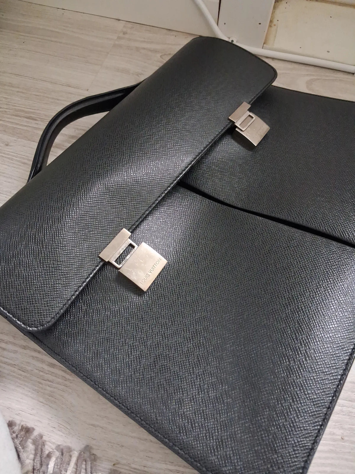 Louis Vuitton-skinndatorväska