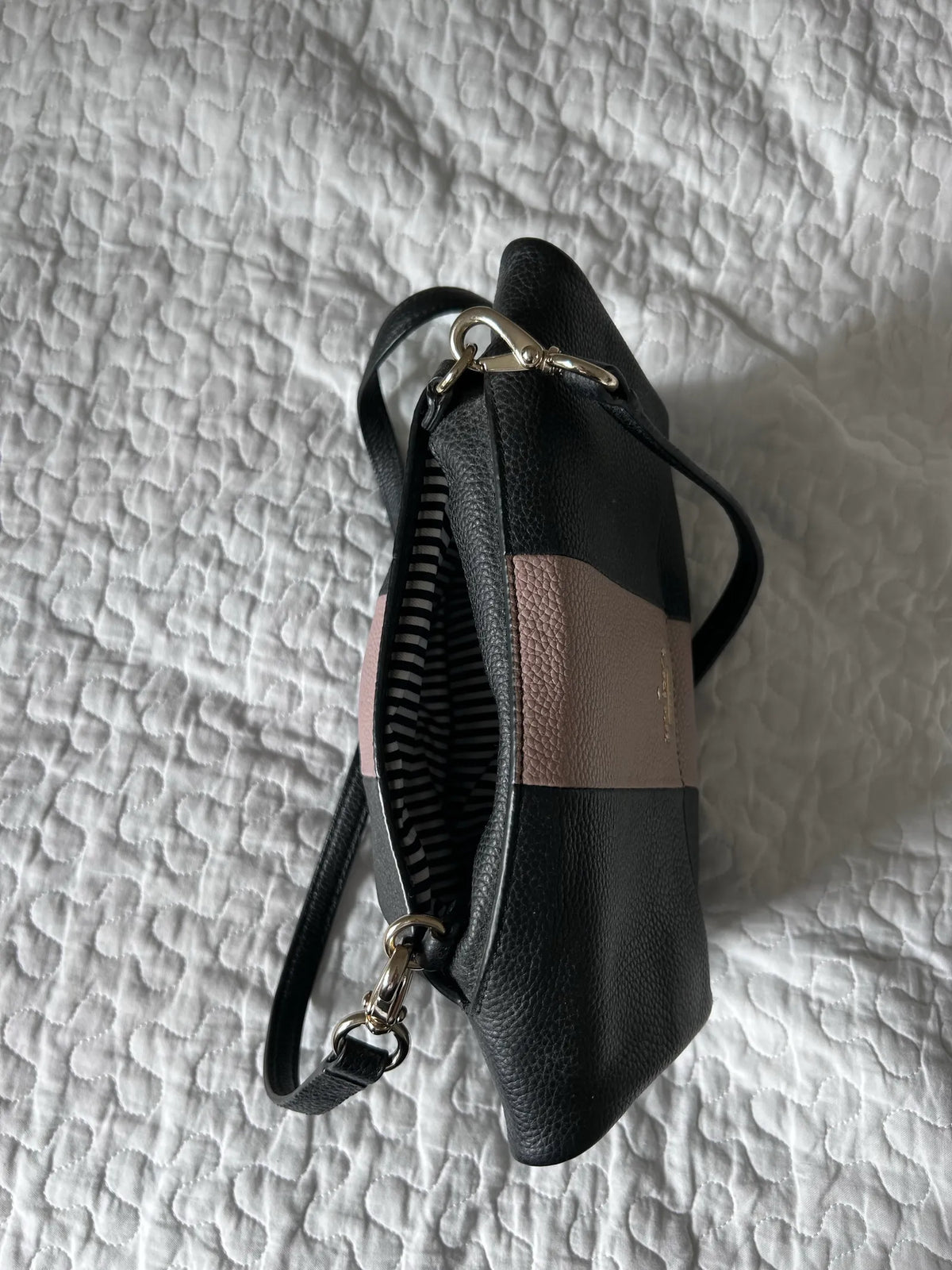 Kate Spade-skinnaxelremsväska