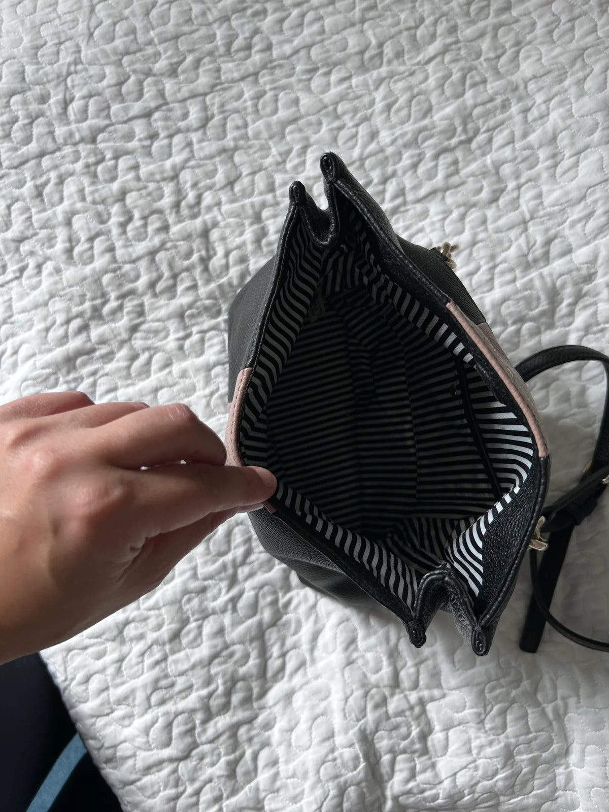 Kate Spade-skinnaxelremsväska