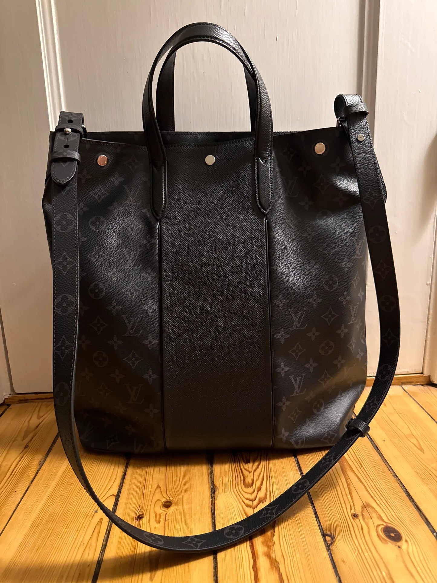 Louis Vuitton Tote Outd Tgrama Handbag