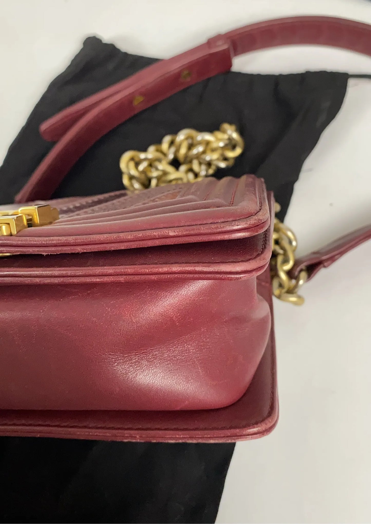 Chanel-skinnaxelremsväska