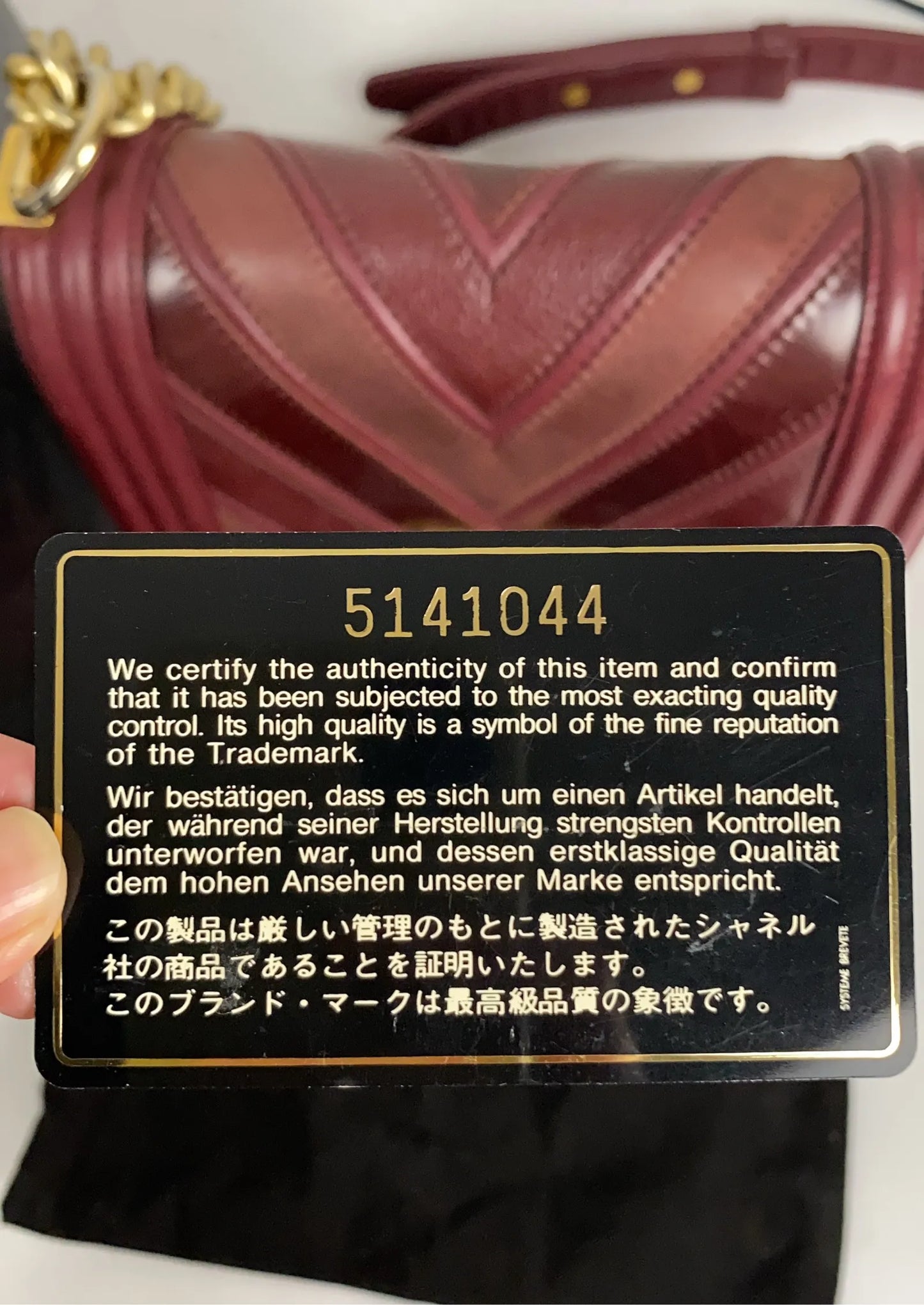 Chanel-skinnaxelremsväska