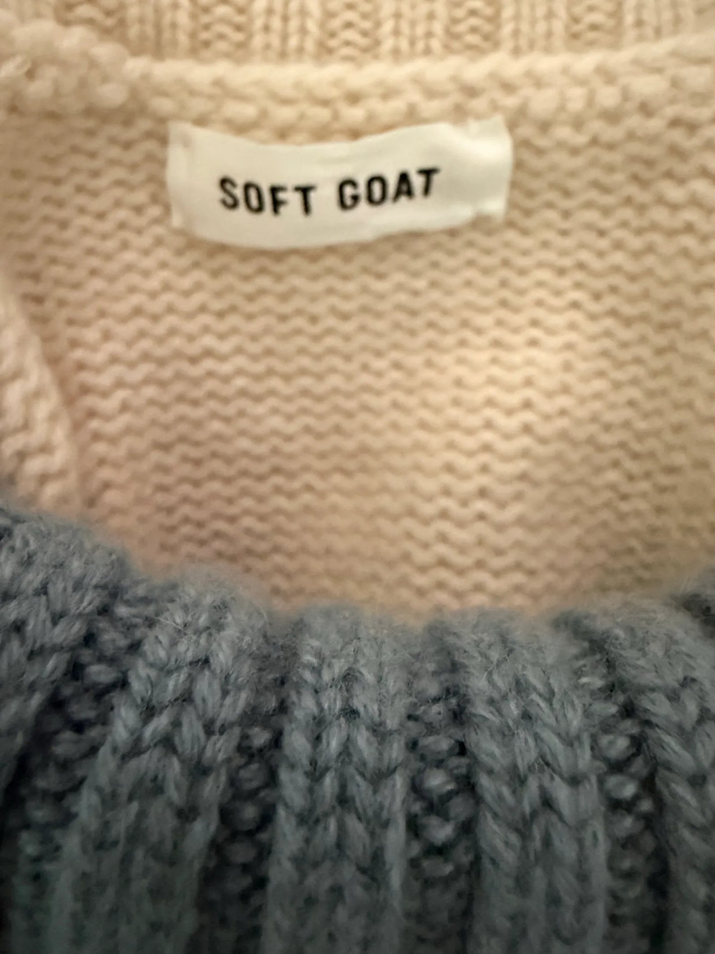 Soft Goat Tvåfärgad, Gråblå På Framsida Och Beige Baksida Turtleneck
