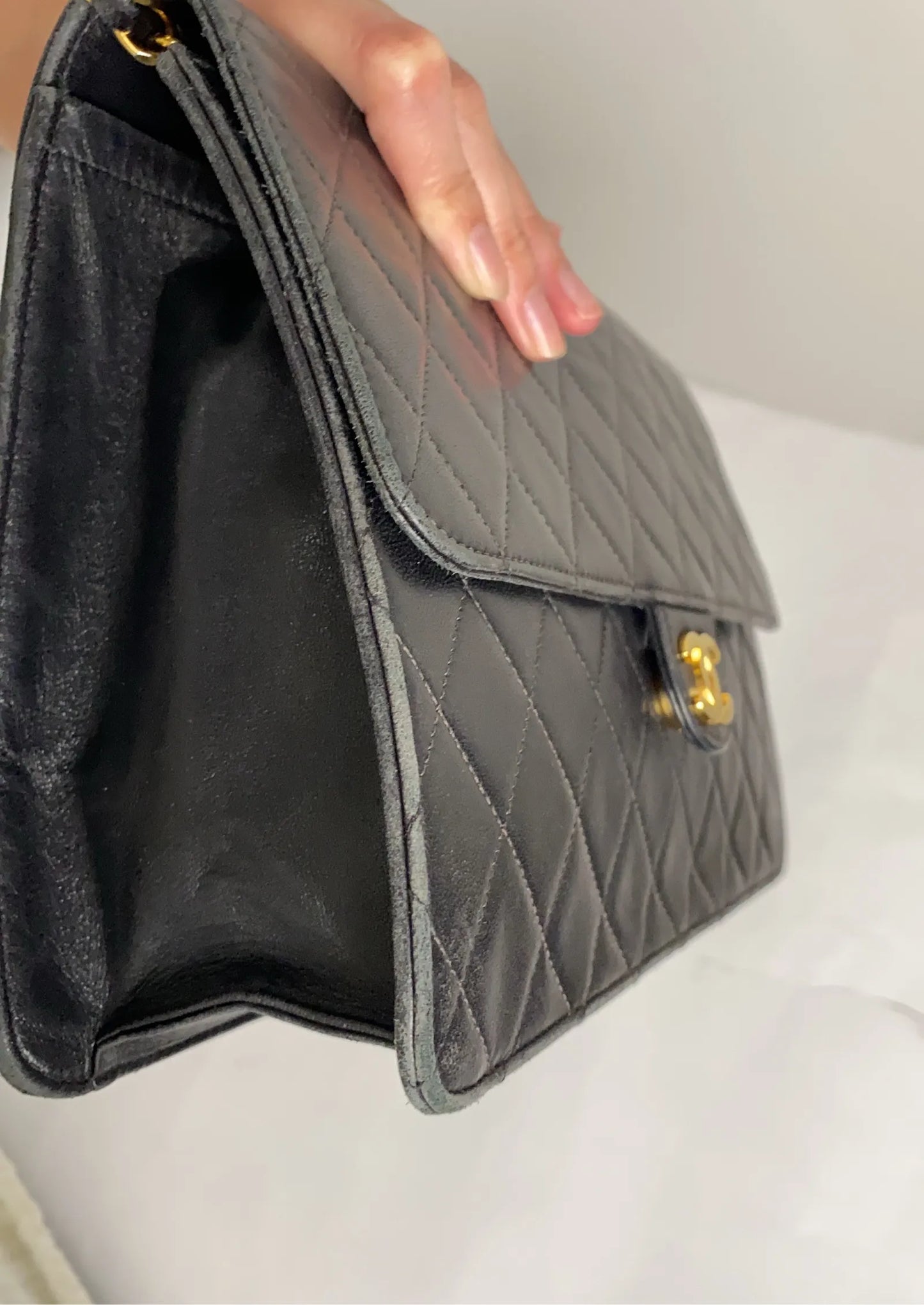 Chanel-skinnaxelremsväska