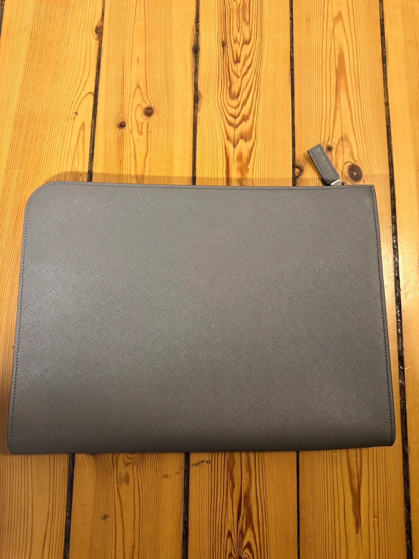 Prada Document Holder Saffiano-skinnkuvertväska NWOT