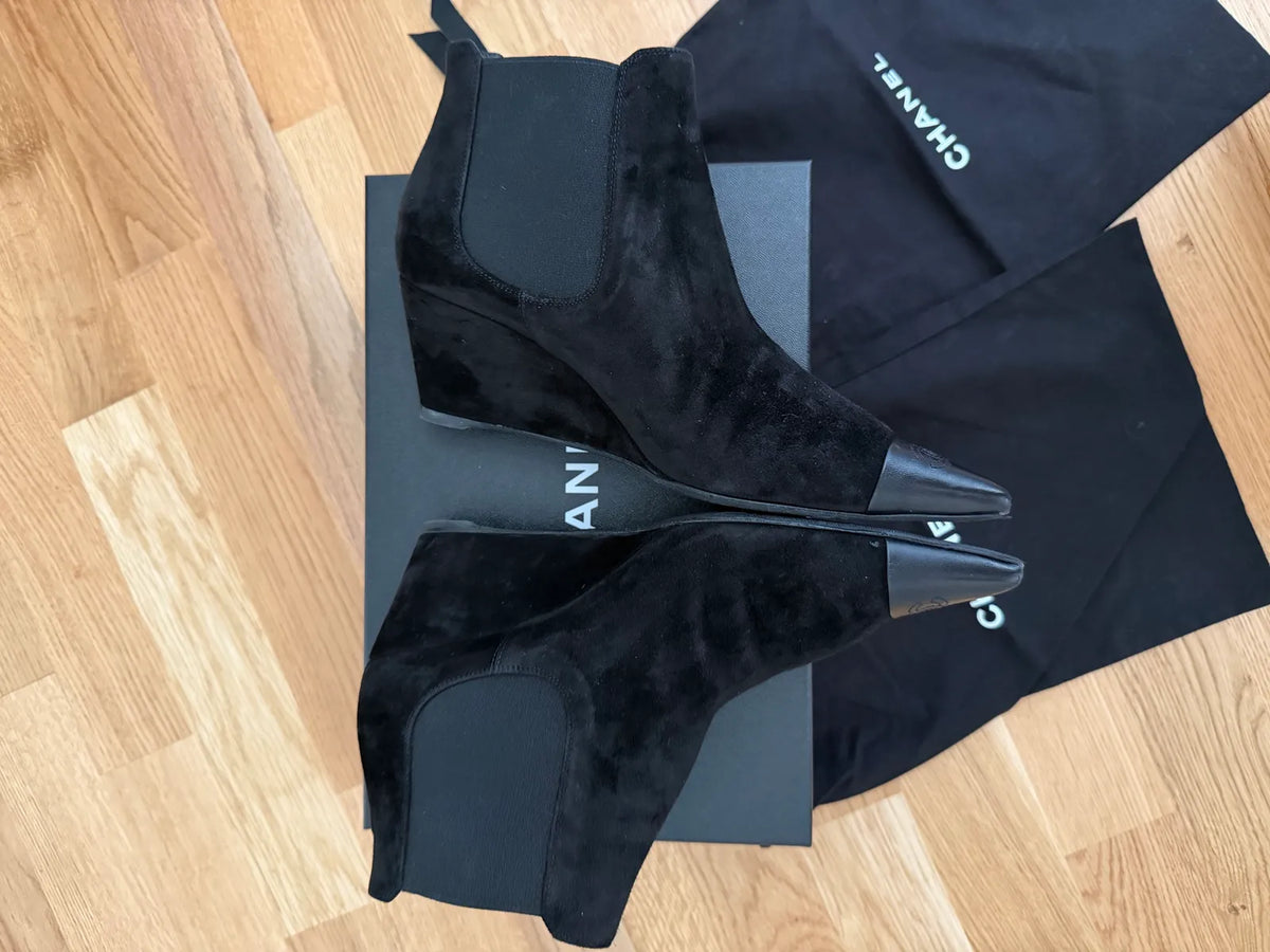 Chanel Cc Logo Pointed Toe Pull-on Ankle-skinnboots